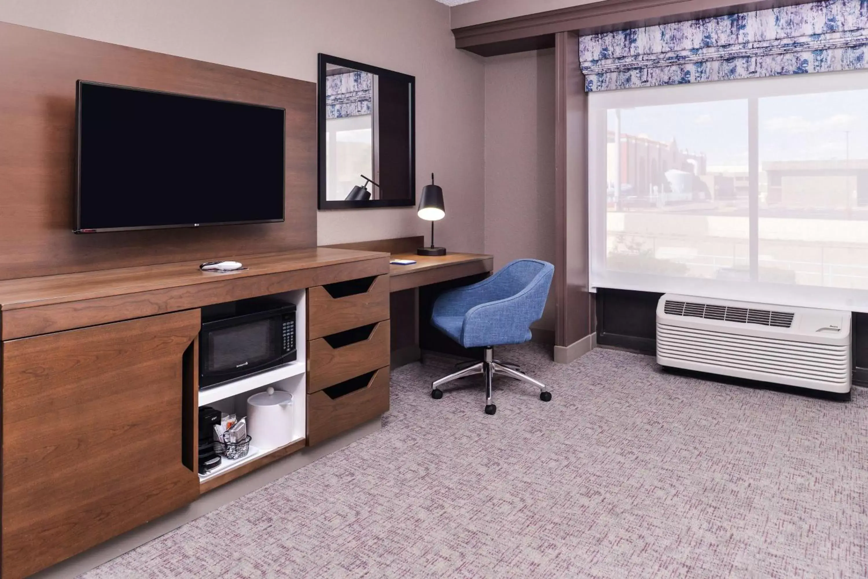 Bedroom, TV/Entertainment Center in Hampton Inn Albuquerque - University/Midtown
