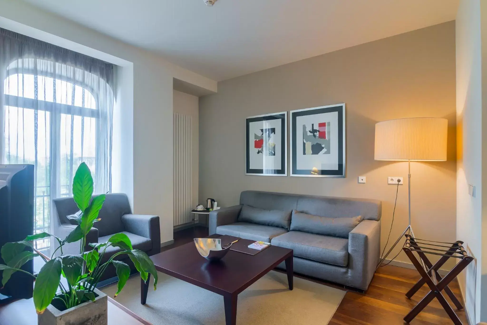 Superior Suite Queen Bed - single occupancy in Hotel Cismigiu Superior Suite Queen Bed - single occupancy in Hotel Cismigiu