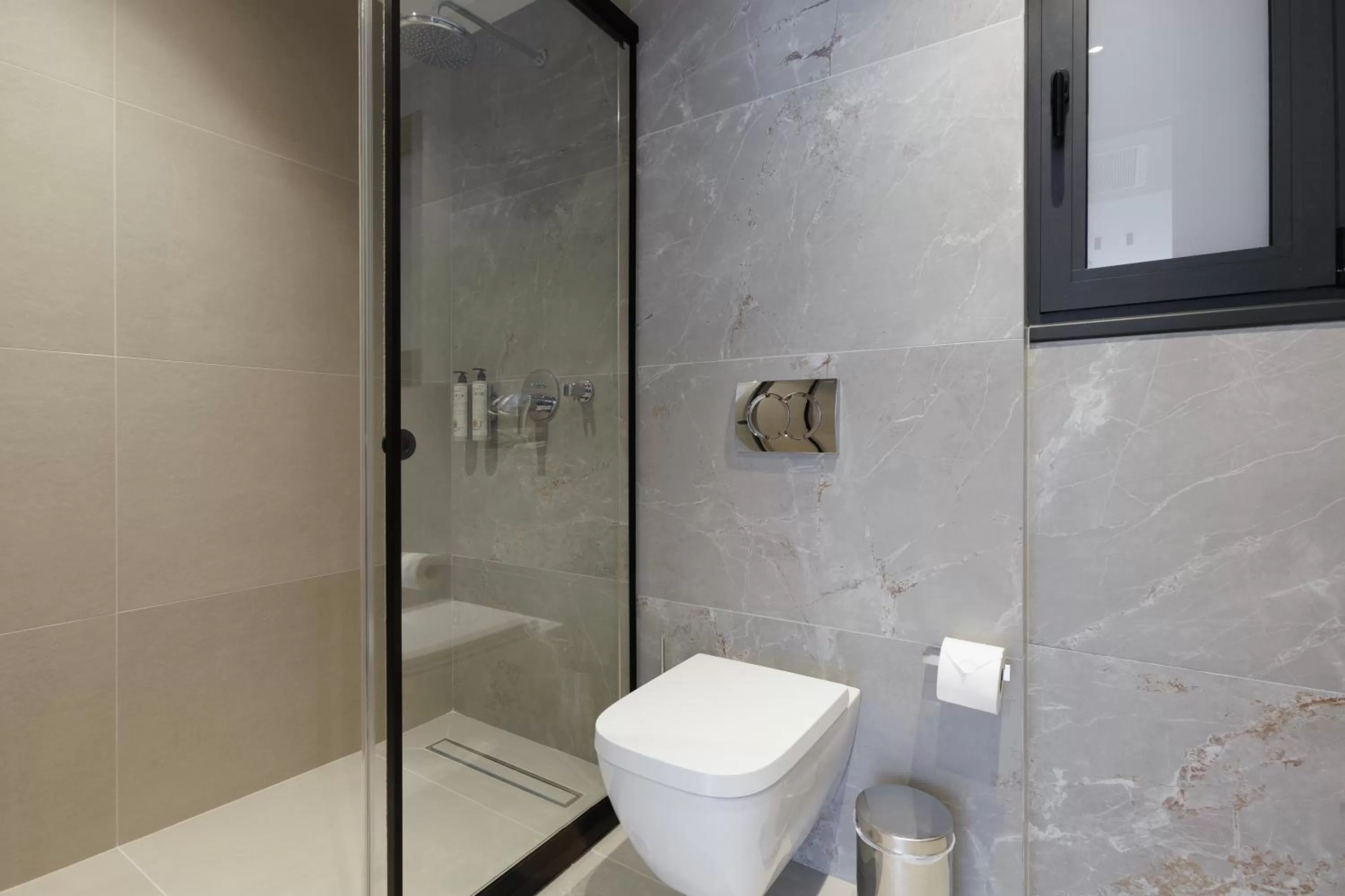 Shower in Hilton Garden Inn Athens Syggrou Avenue