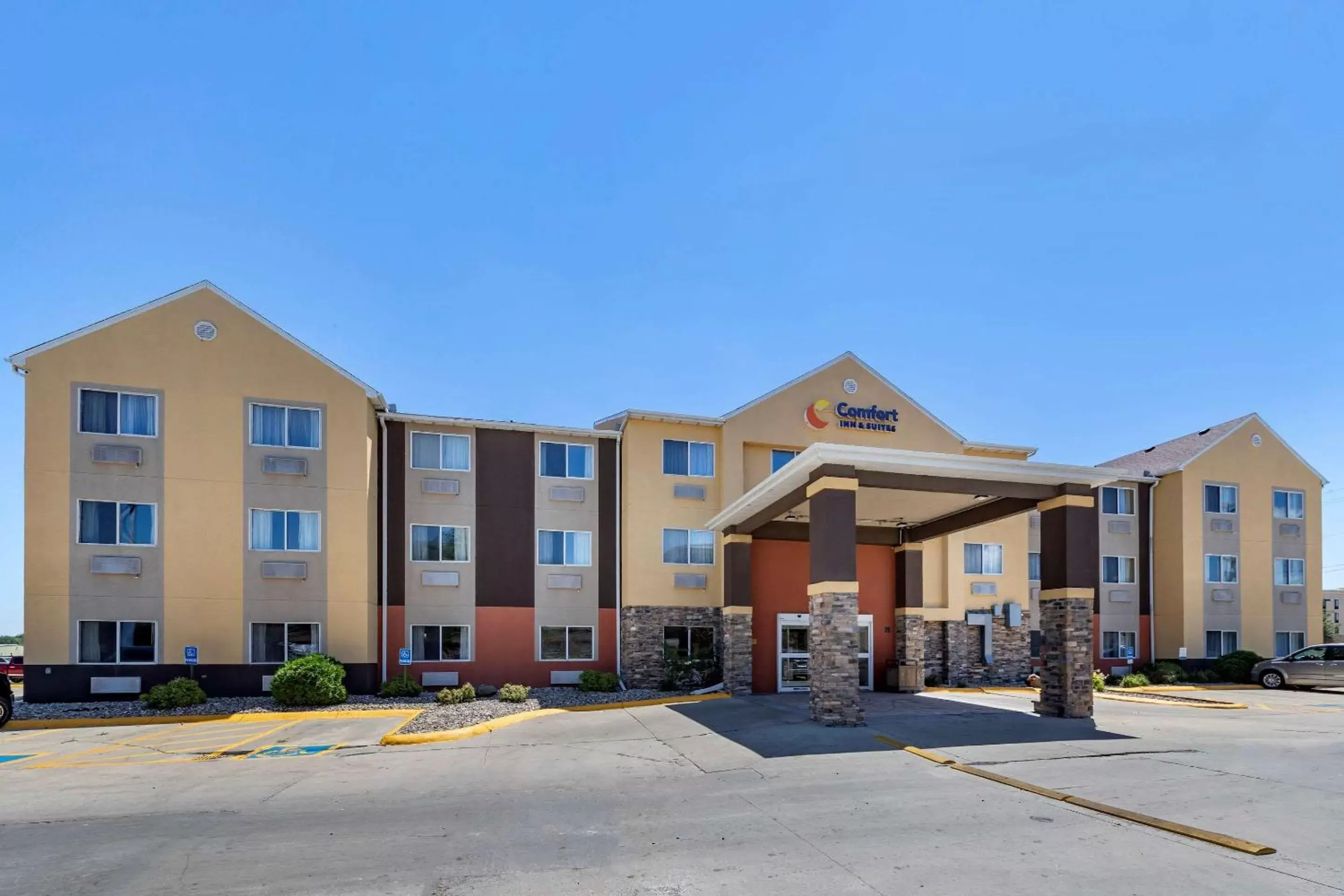 Property Building in Comfort Inn & Suites Waterloo – Cedar Falls