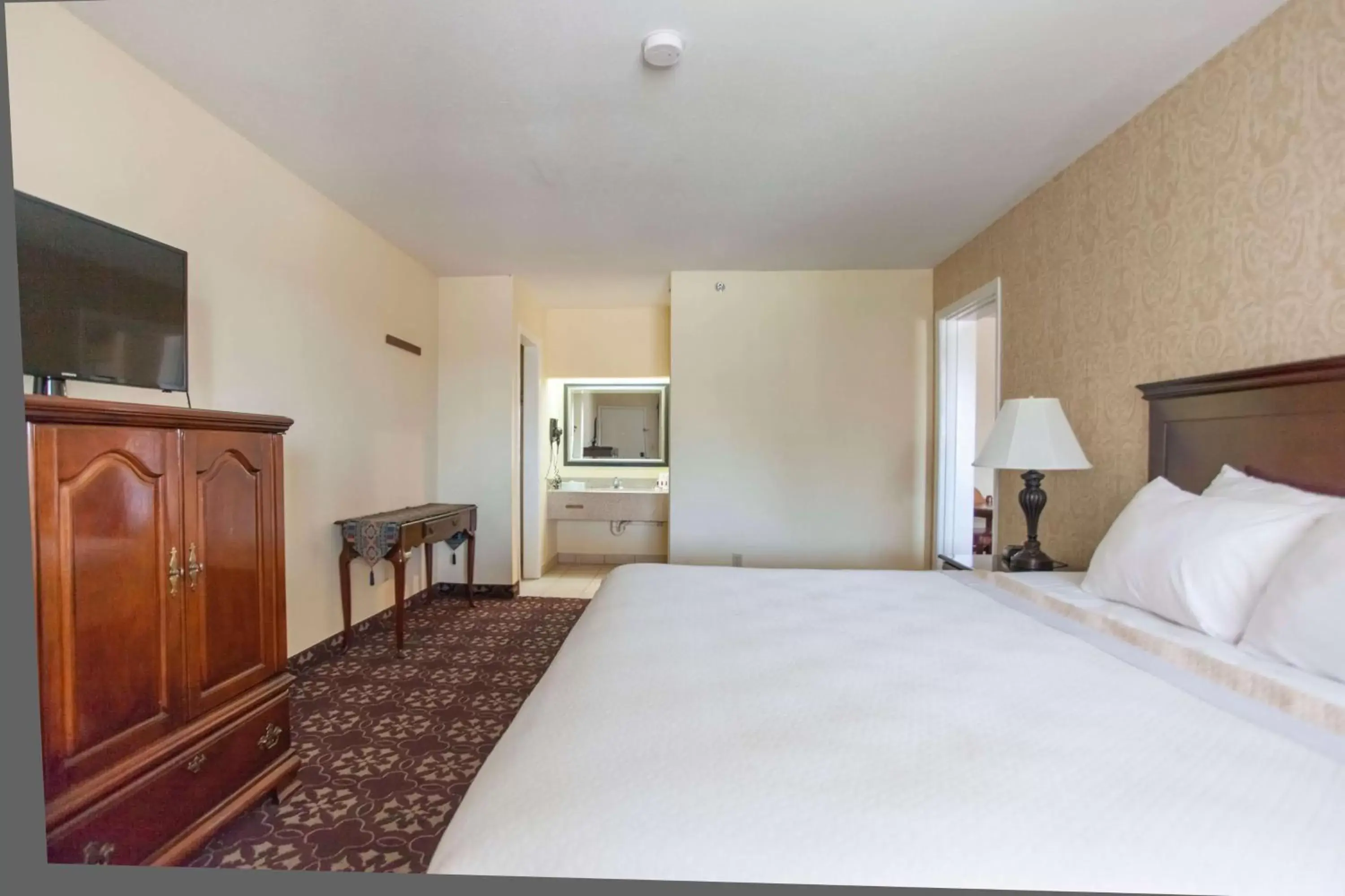 Photo of the whole room, Bed in Days Inn by Wyndham Shenandoah