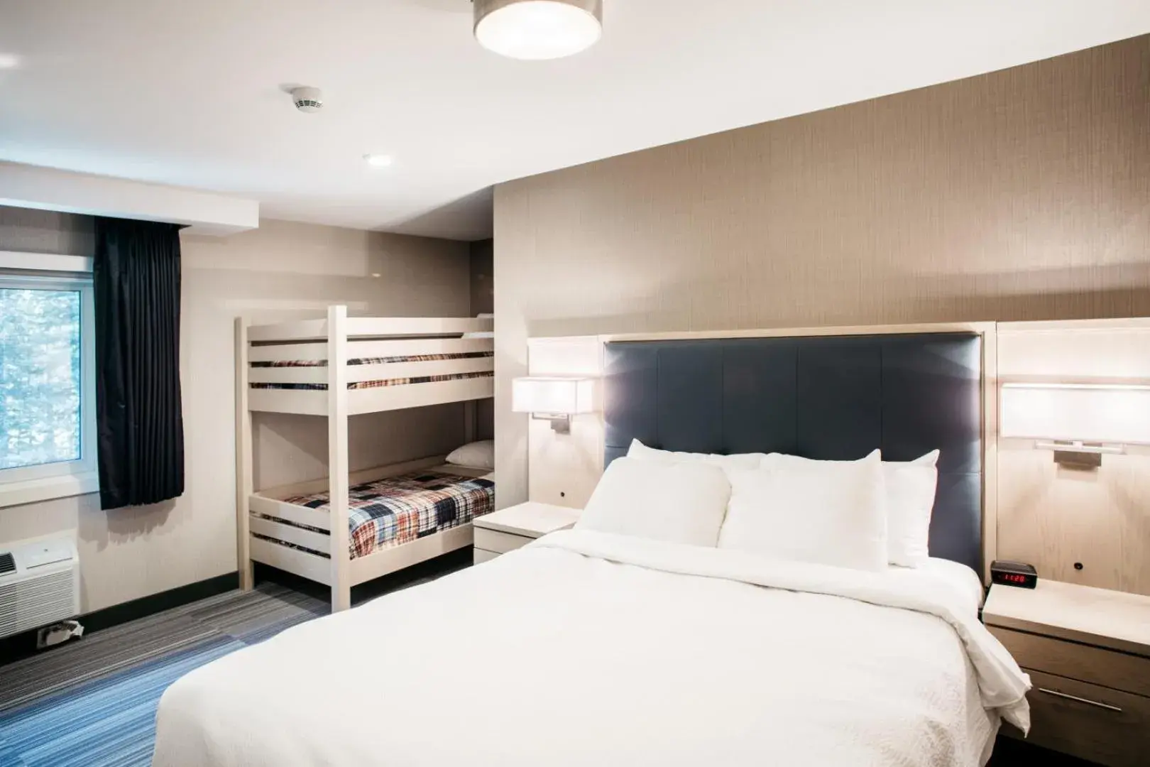 Deluxe Queen Suite in Mountaineer Lodge Deluxe Queen Suite in Mountaineer Lodge