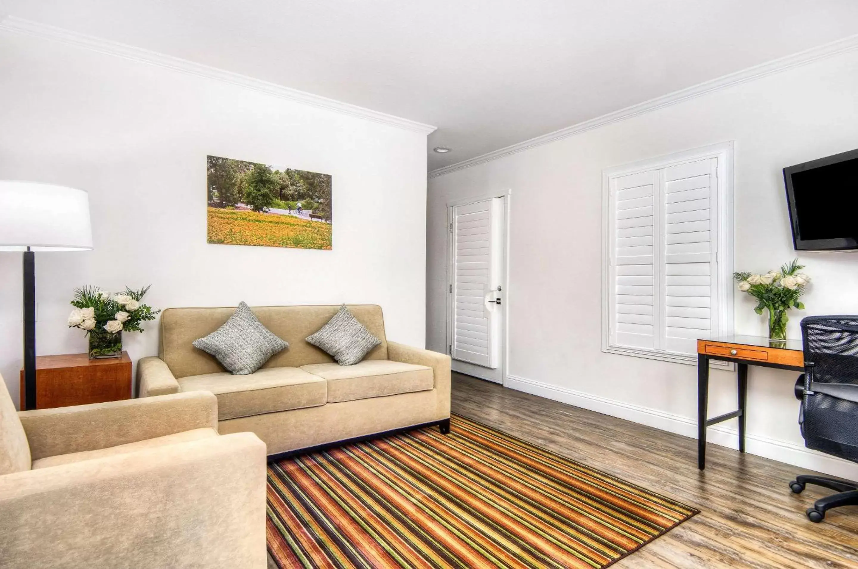 Photo of the whole room, Seating Area in Aggie Inn, Ascend Hotel Collection