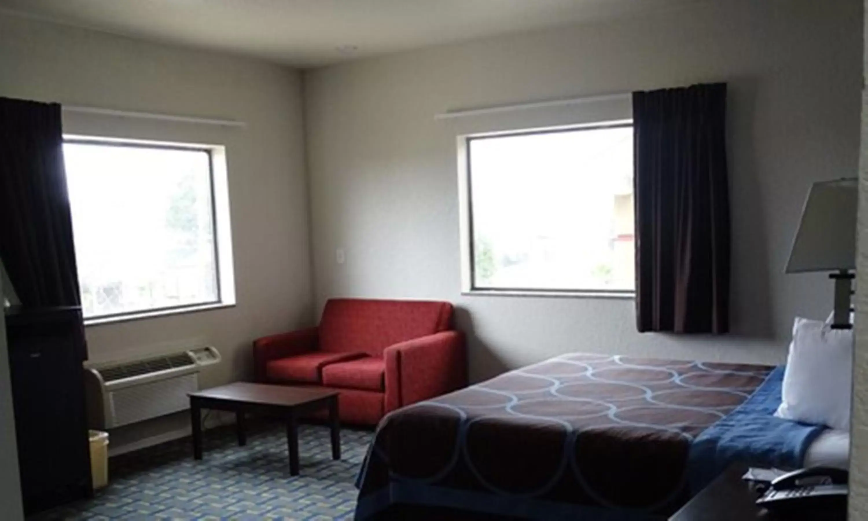 Bedroom, Seating Area in Super 8 by Wyndham Houston/Brookhollow NW