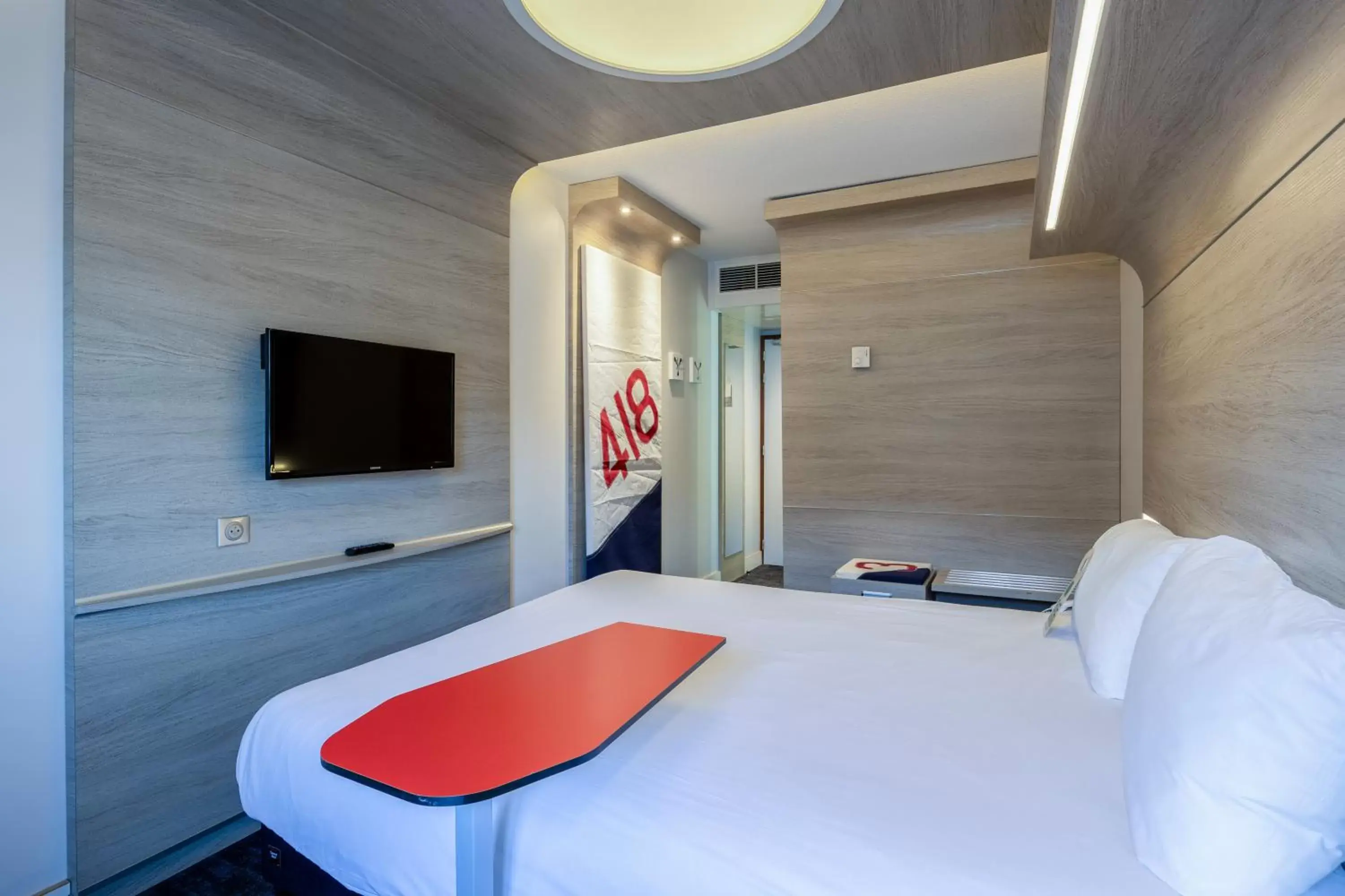 Bedroom, Bed in ibis Styles La Rochelle Centre