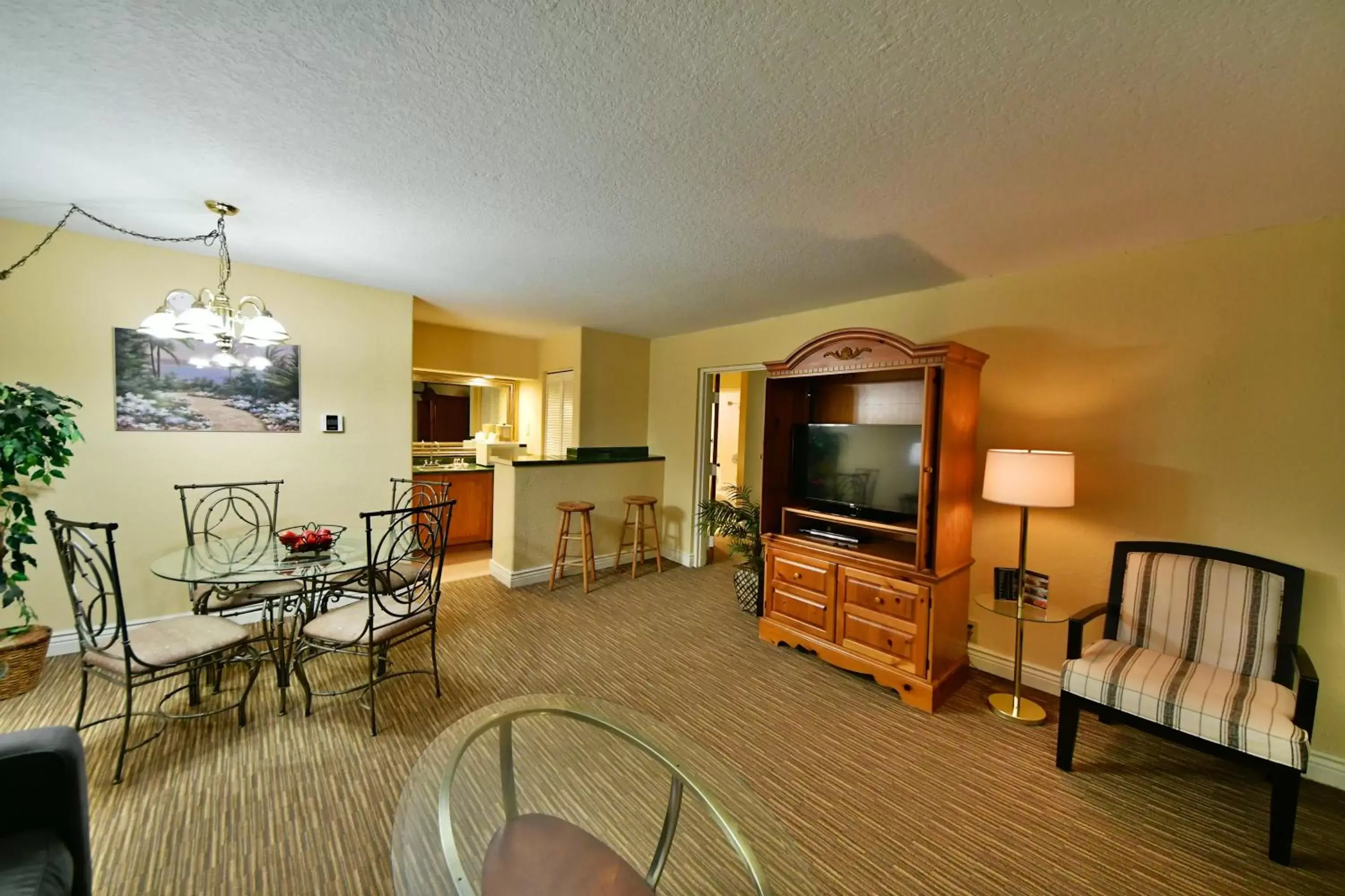 Dining area, TV/Entertainment Center in Ramada by Wyndham Jacksonville Hotel & Conference Center