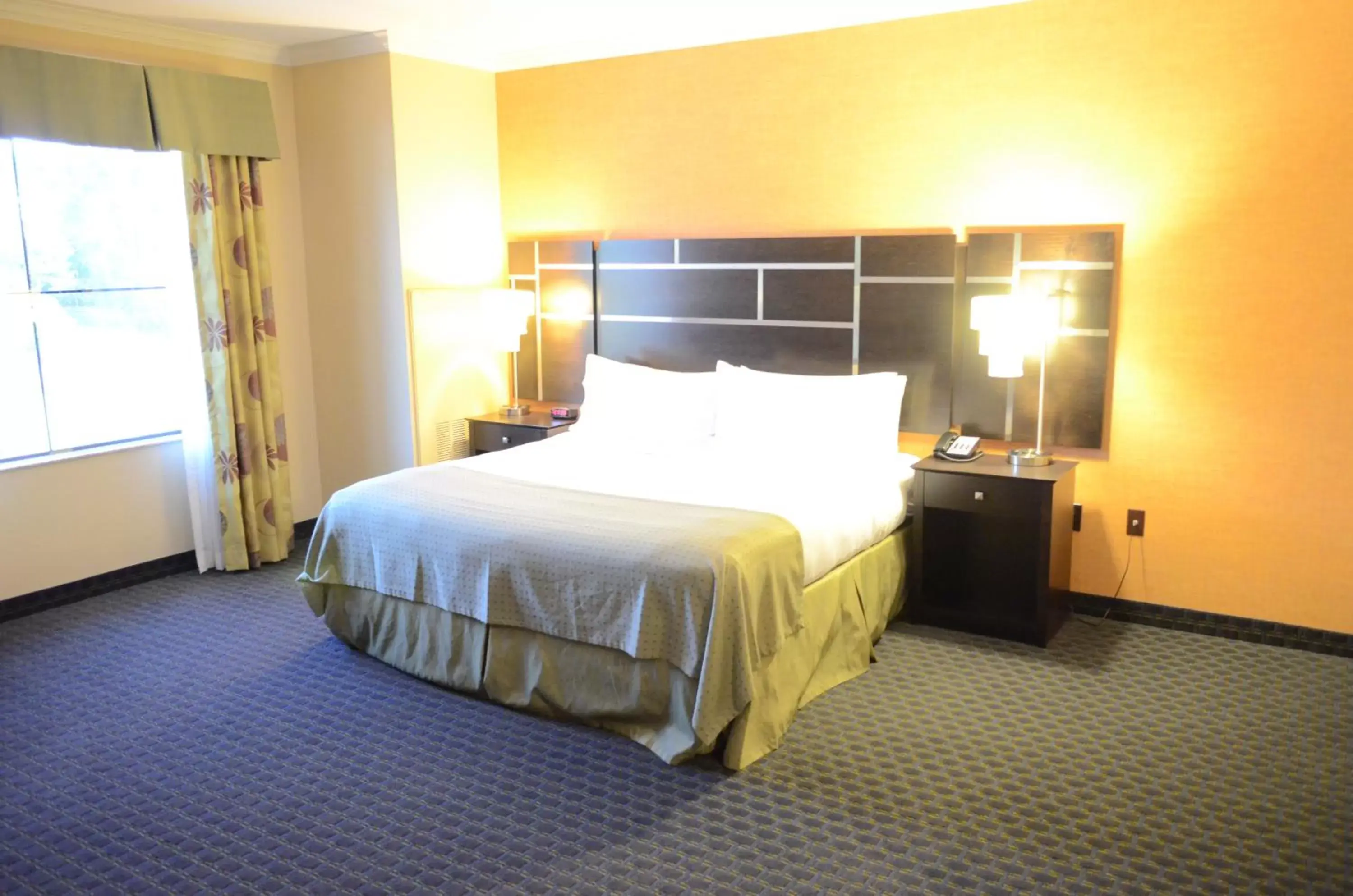 Bed in Holiday Inn Houston East-Channelview, an IHG Hotel