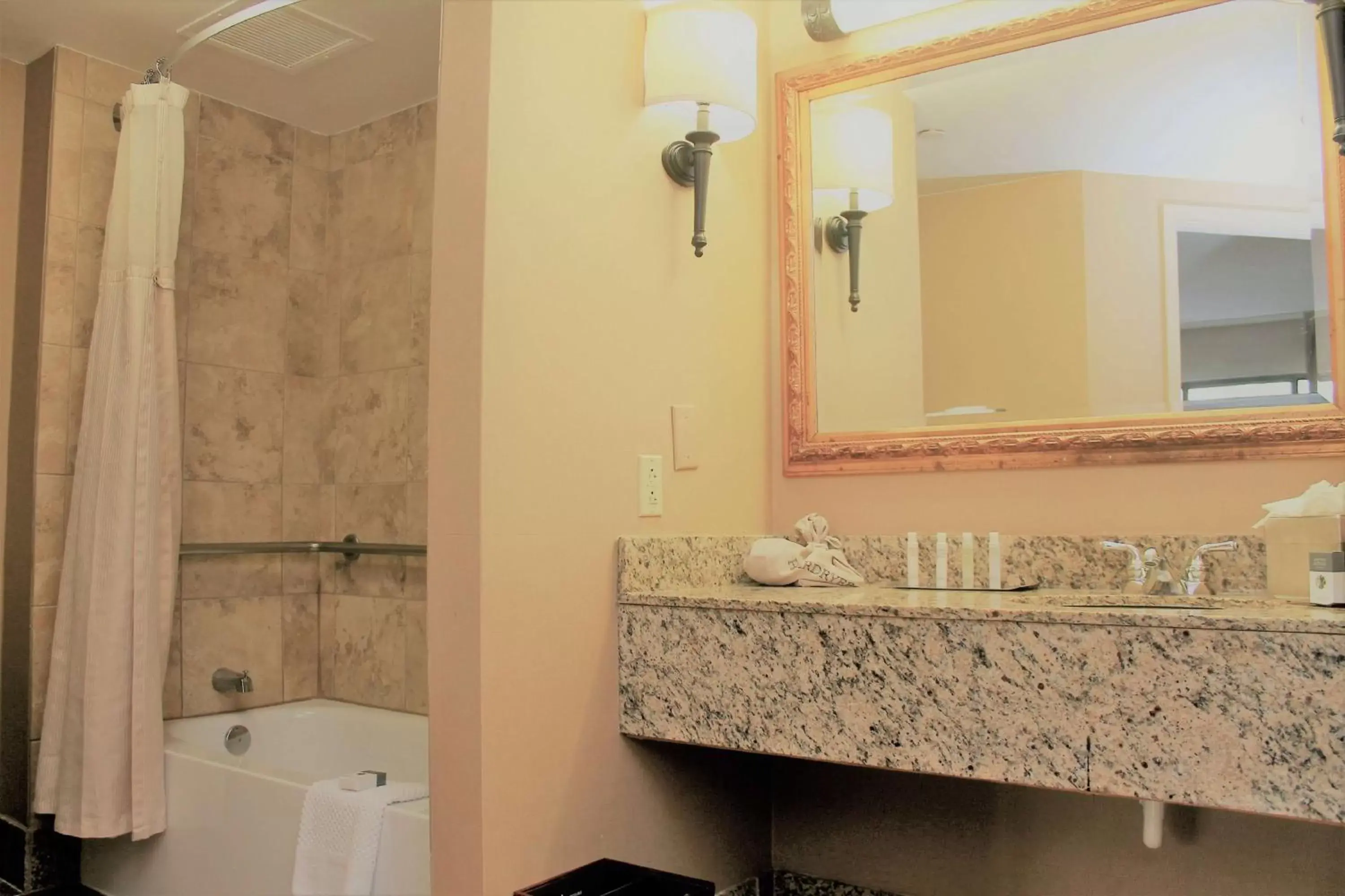 King suite with Bath Tub - hearing Accessible/Non-Smoking in DoubleTree Suites by Hilton Dayton/Miamisburg King suite with Bath Tub - hearing Accessible/Non-Smoking in DoubleTree Suites by Hilton Dayton/Miamisburg