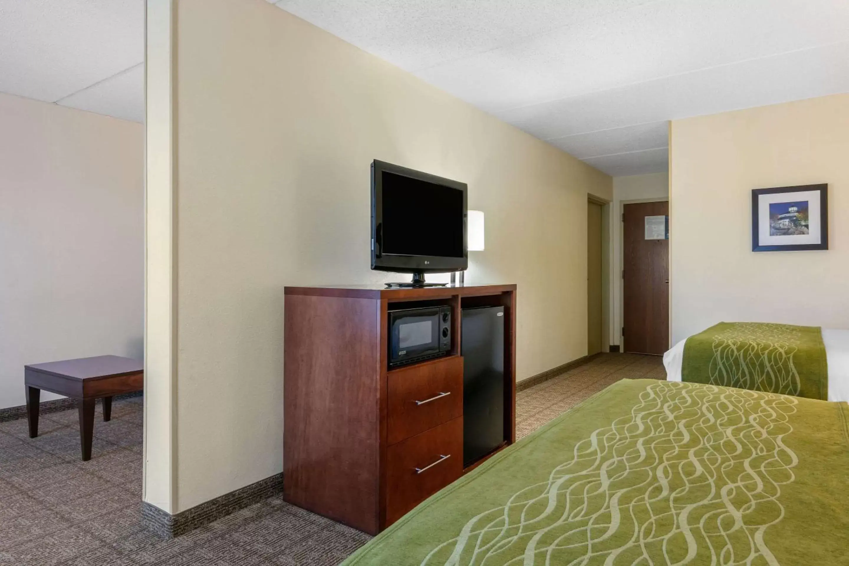 Photo of the whole room, TV/Entertainment Center in Comfort Inn Downtown Chattanooga