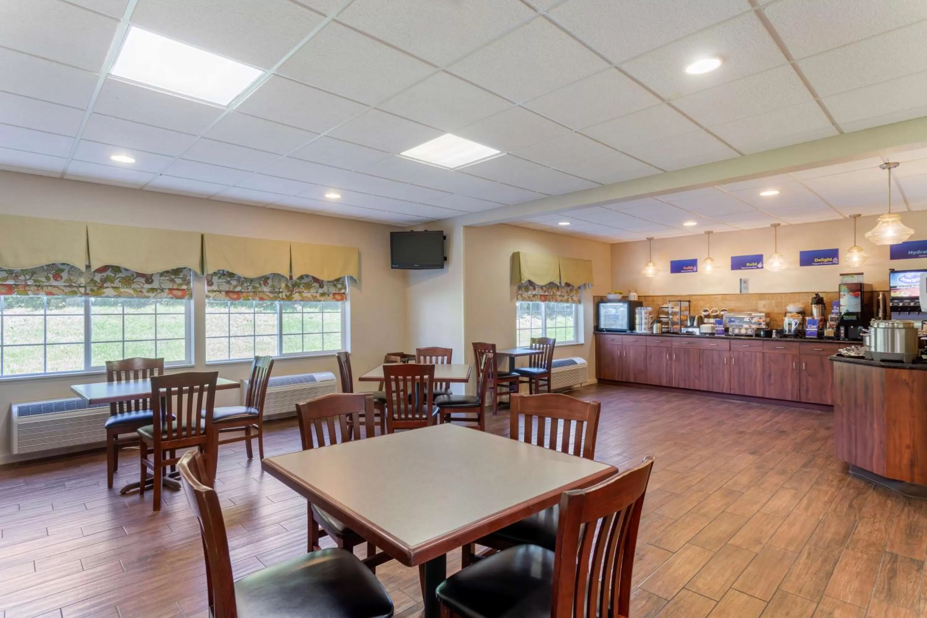 Breakfast in Best Western Lawrenceburg Inn