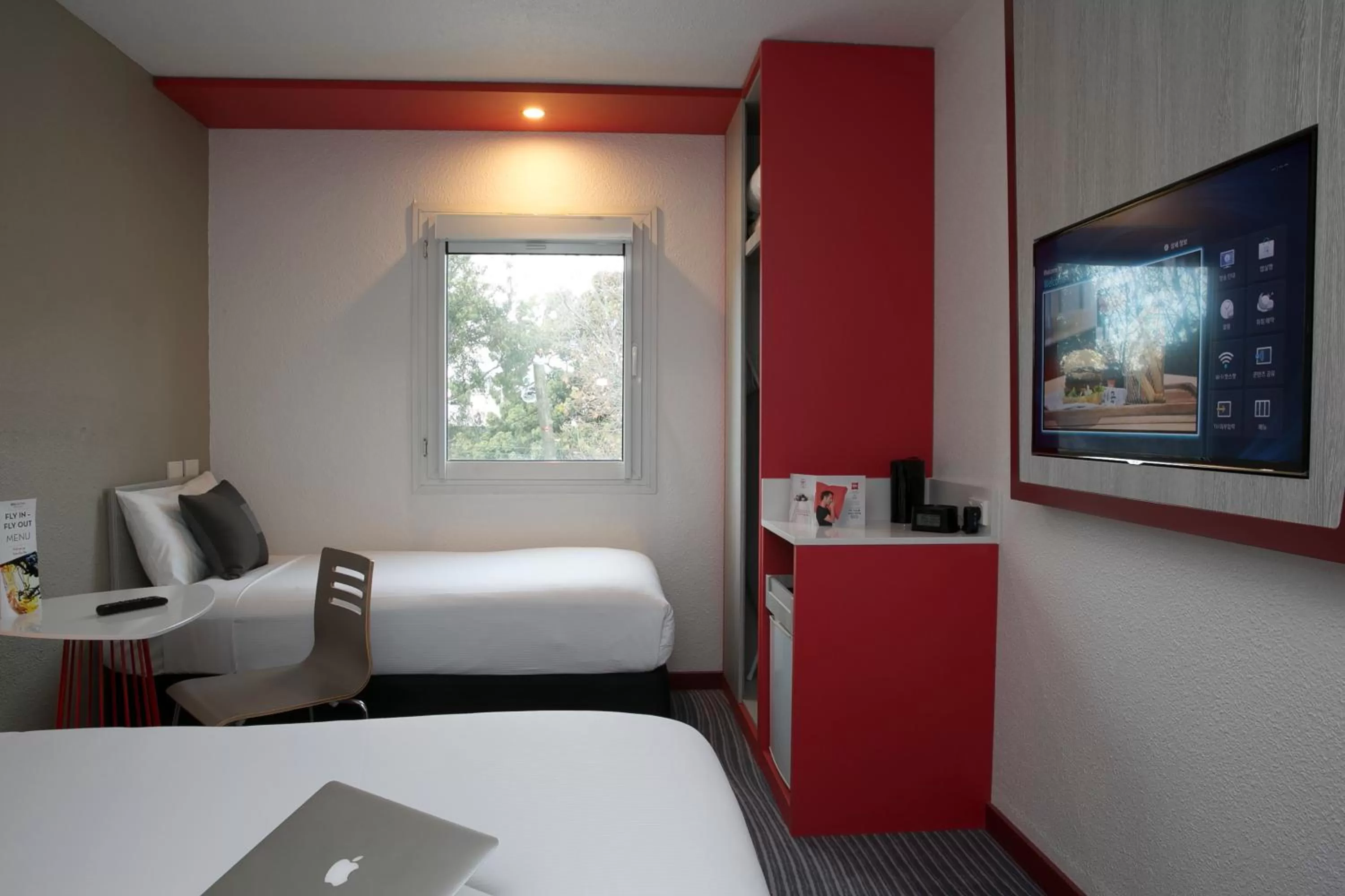 Photo of the whole room, Bed in ibis Sydney Airport
