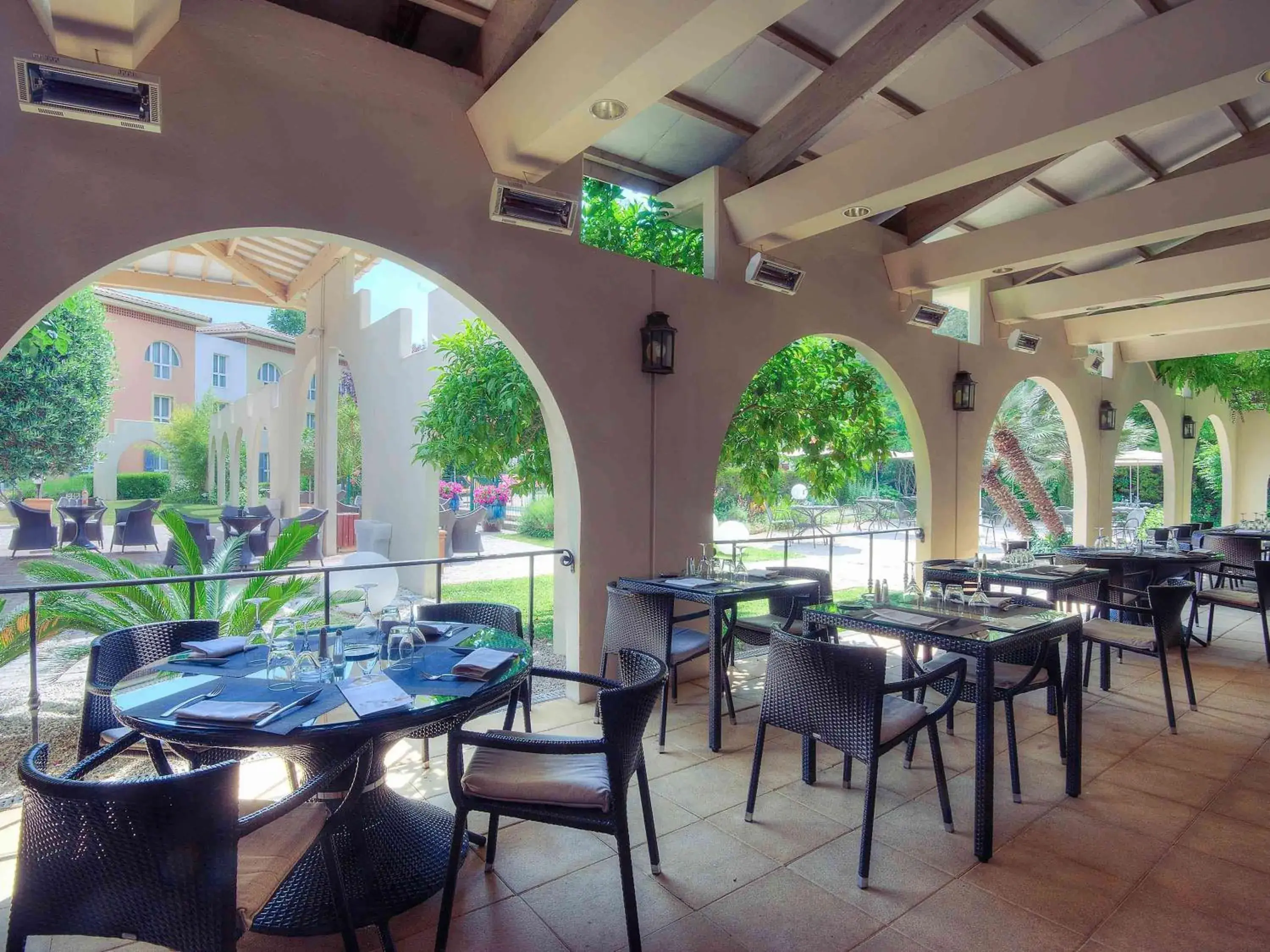 Restaurant/Places to Eat in Mercure Antibes Sophia Antipolis