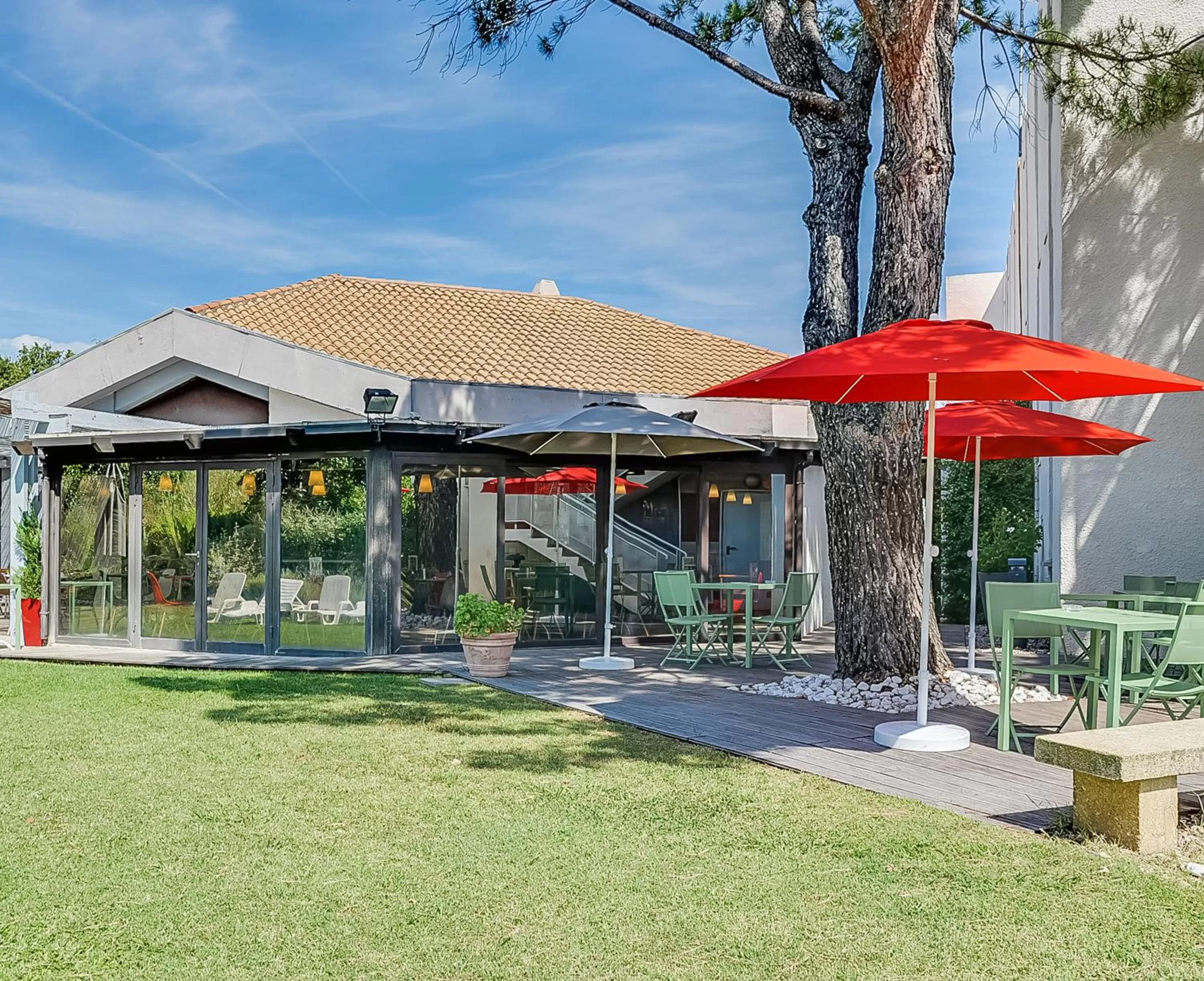 Garden in ibis Salon de Provence