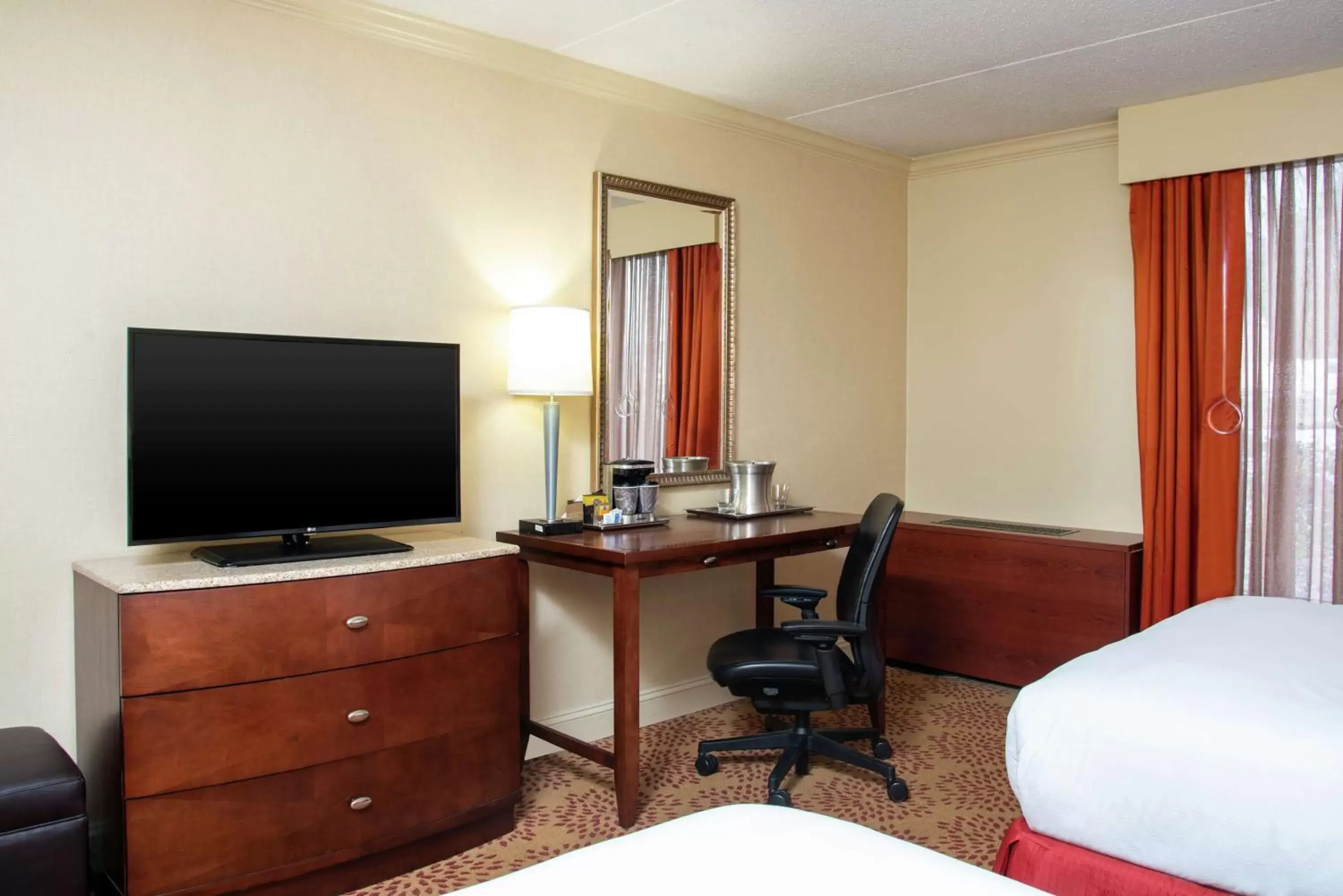 Bedroom, TV/Entertainment Center in DoubleTree by Hilton Hotel Grand Rapids Airport