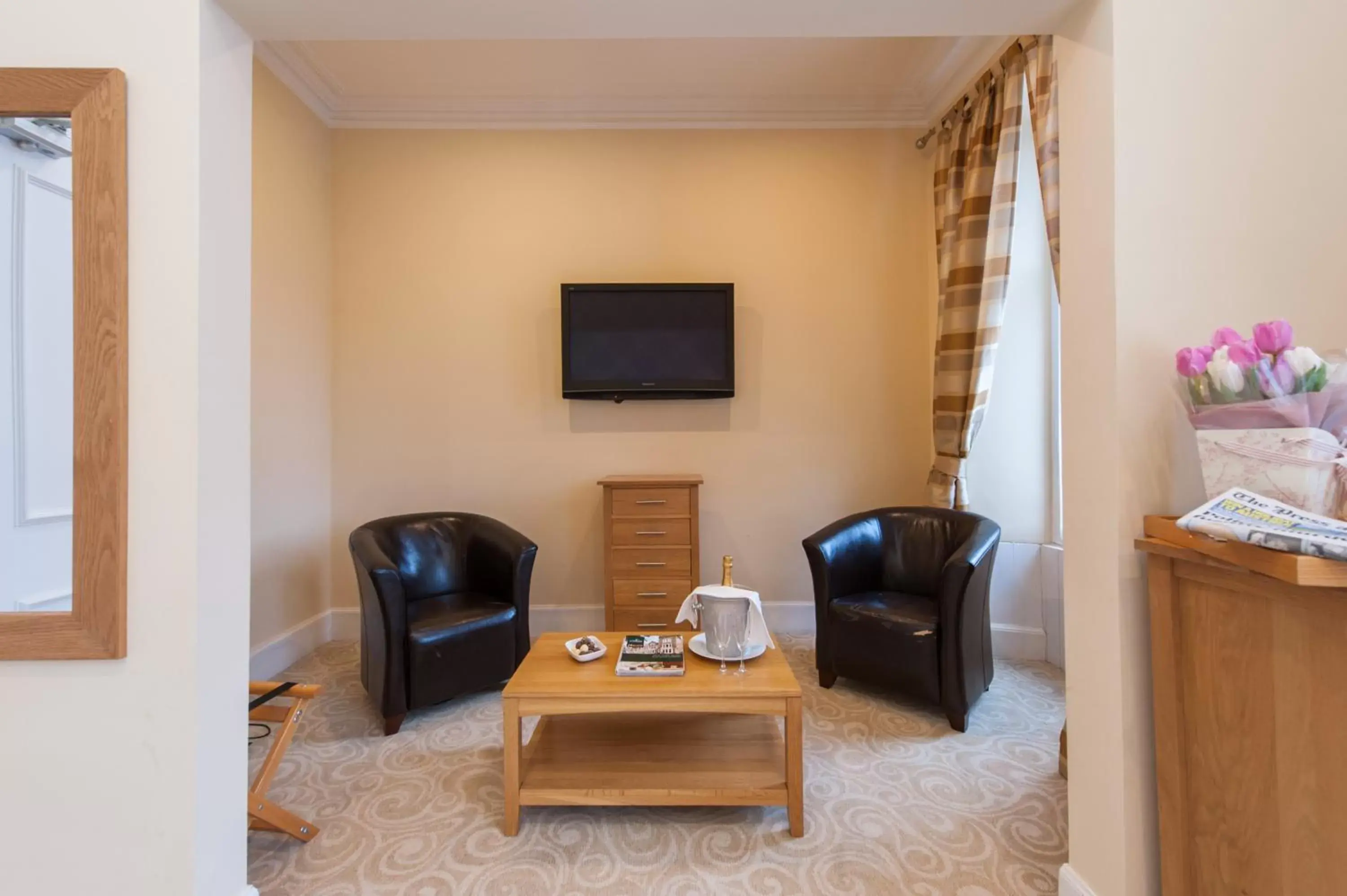 Living room, Seating Area in Glen Mhor Hotel