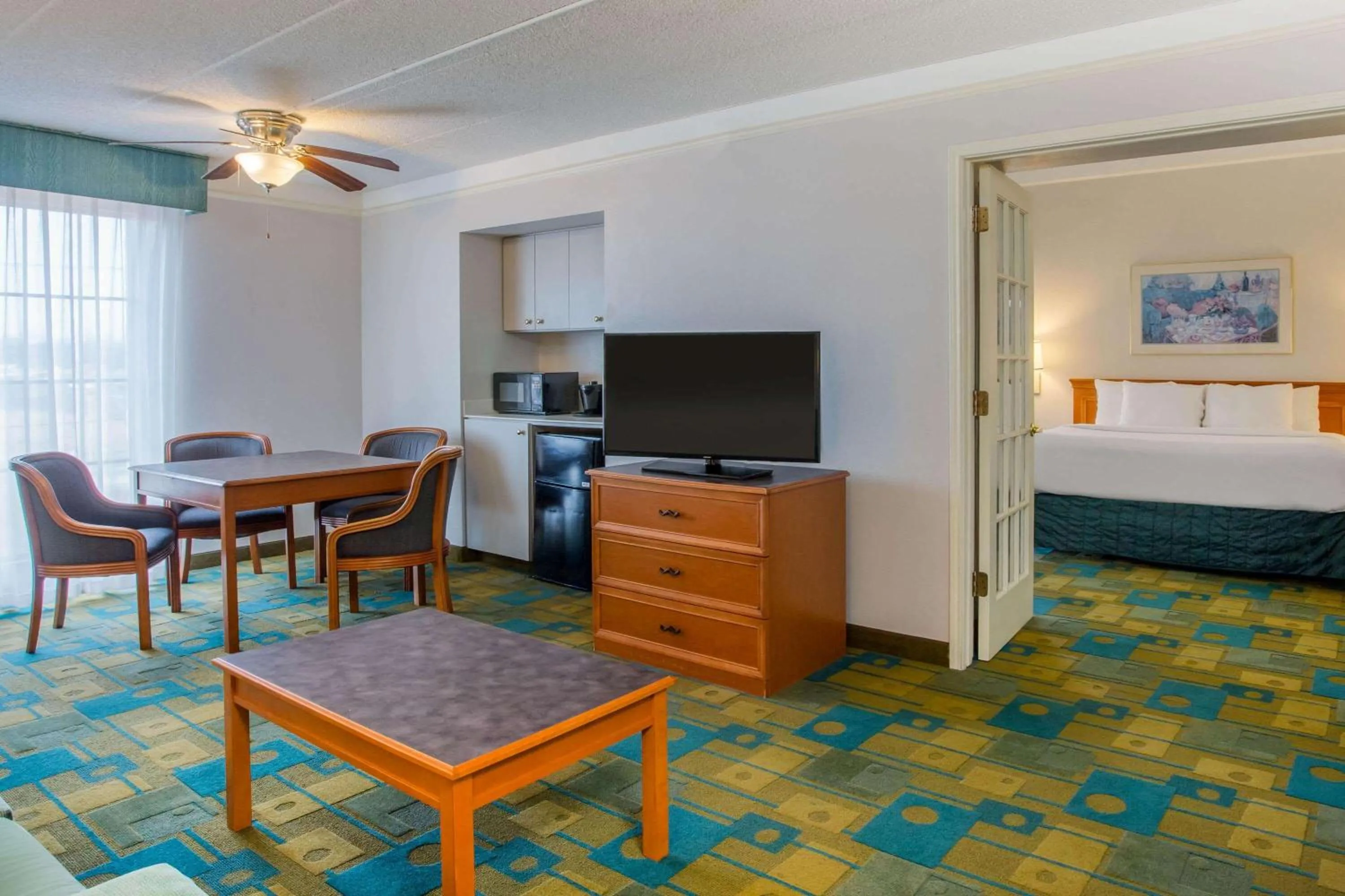 Living room, Bed in La Quinta Inn by Wyndham Norfolk Virginia Beach