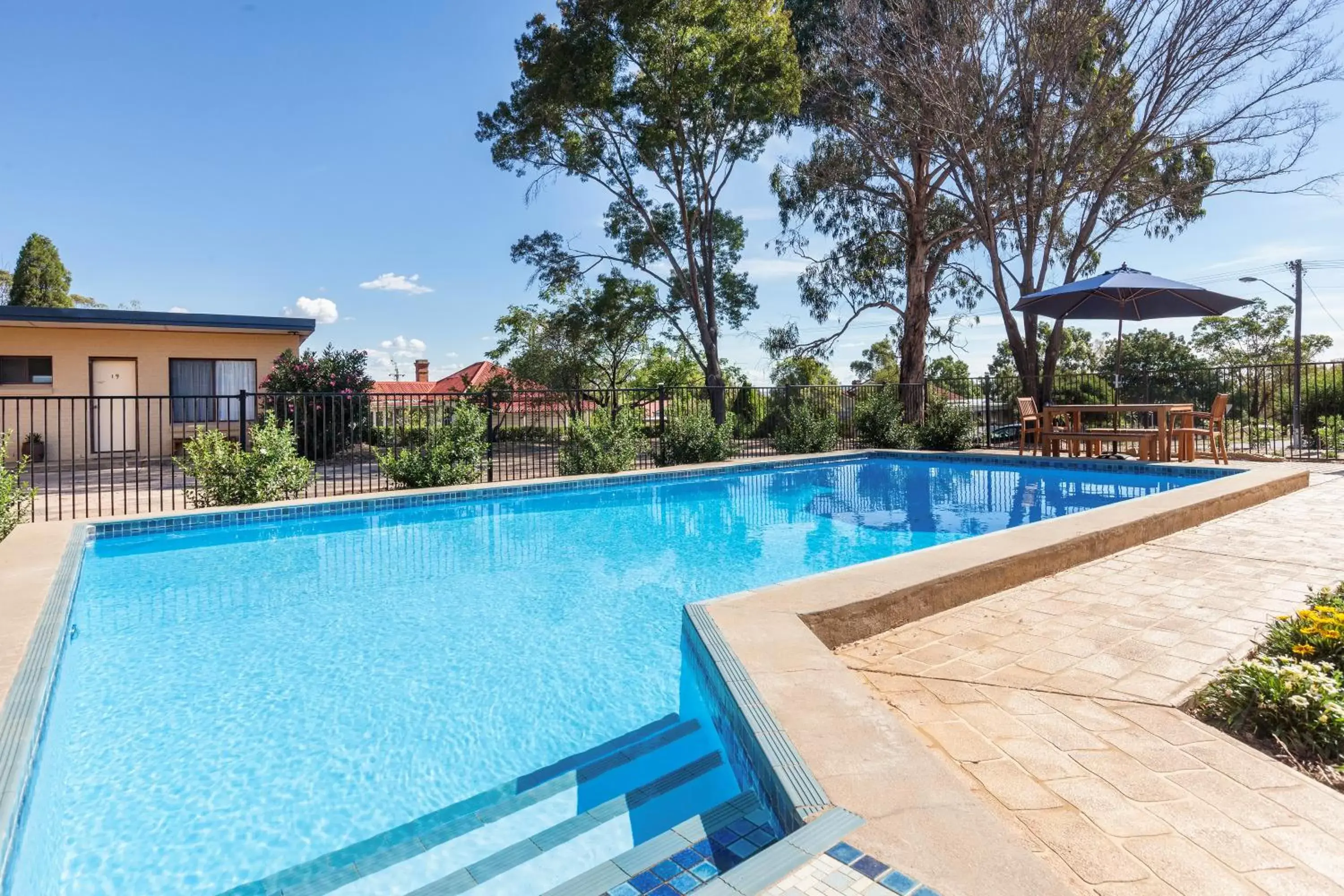 Facade/entrance, Swimming Pool in Gulgong Motel