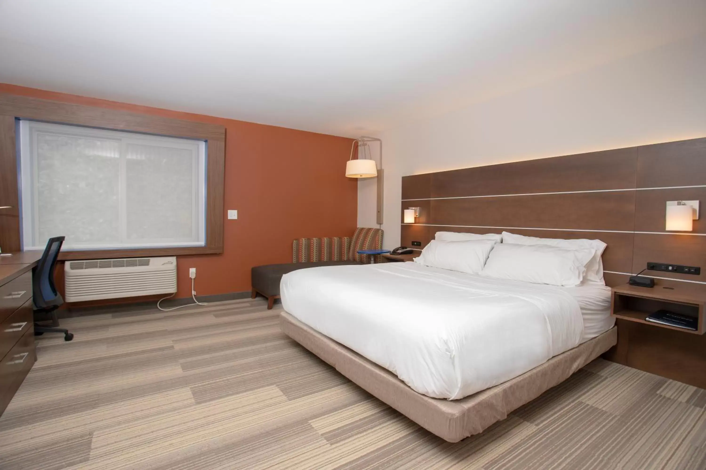 Bed in Holiday Inn Express Houghton-Keweenaw, an IHG Hotel