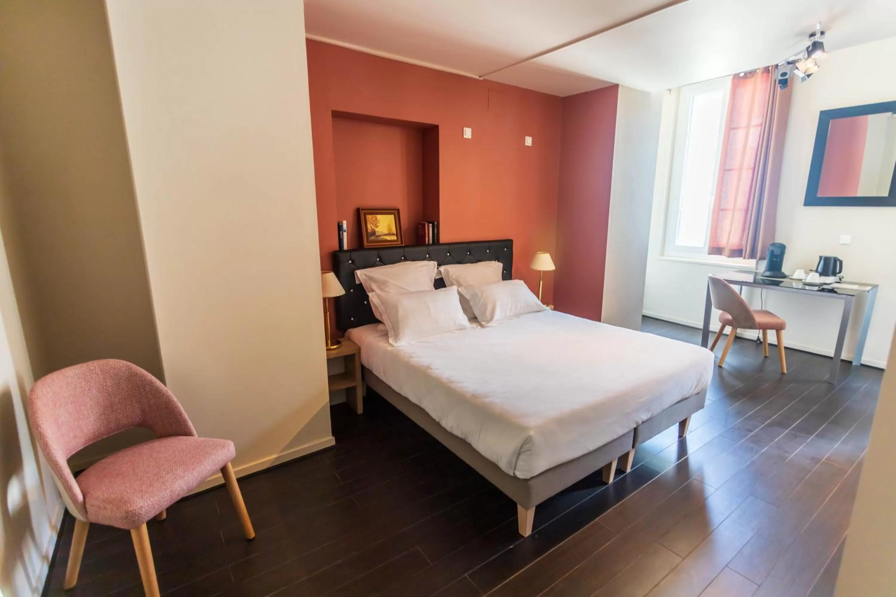 Bed in CÔTE GARONNE le BALCON DES DAMES -hôtel et restaurant- Tonneins Fauillet Marmande - vue panoramique bord de Garonne chambres climatisées