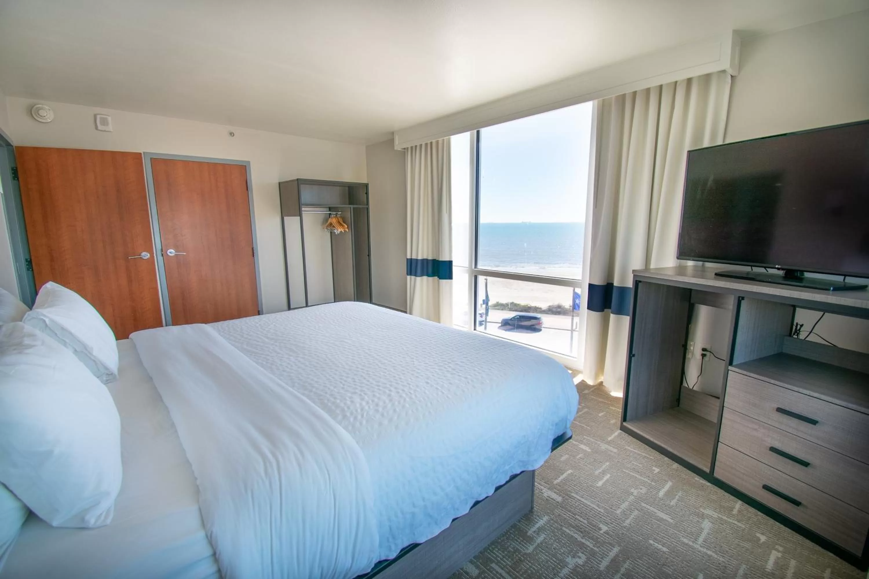 Bed in Clarion Pointe Galveston Seawall