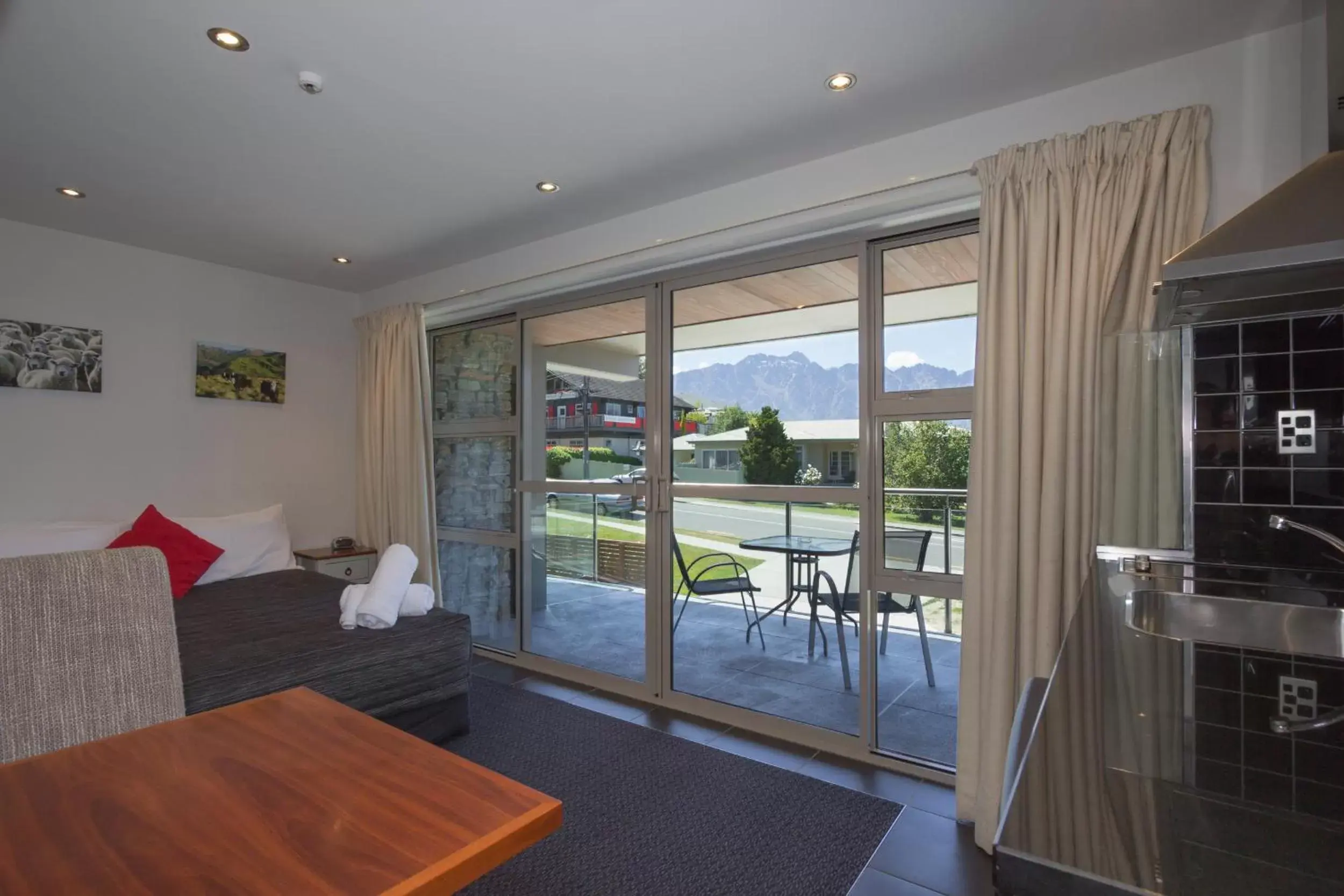 Facade/entrance, Pool View in Autoline Queenstown Motel