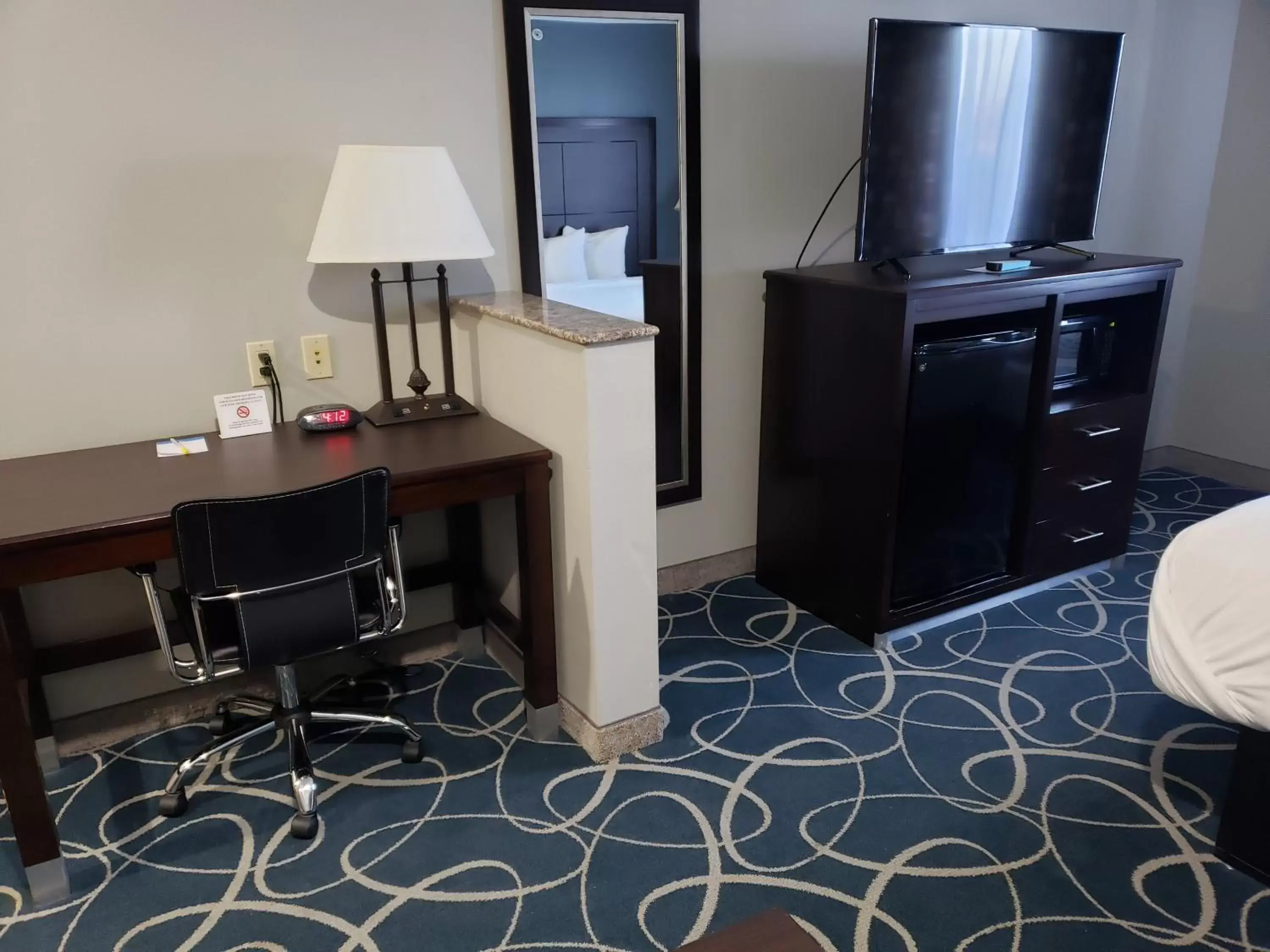 TV and multimedia, TV/Entertainment Center in Days Inn & Suites by Wyndham Cleburne TX