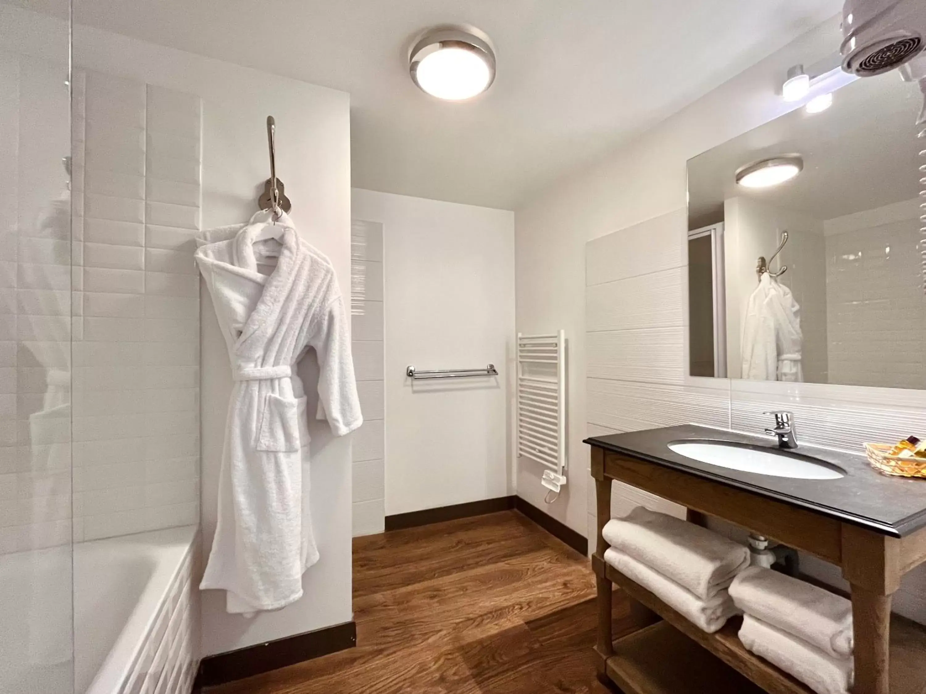 Shower, Bathroom in Hôtel des Basses Pyrénées - Bayonne