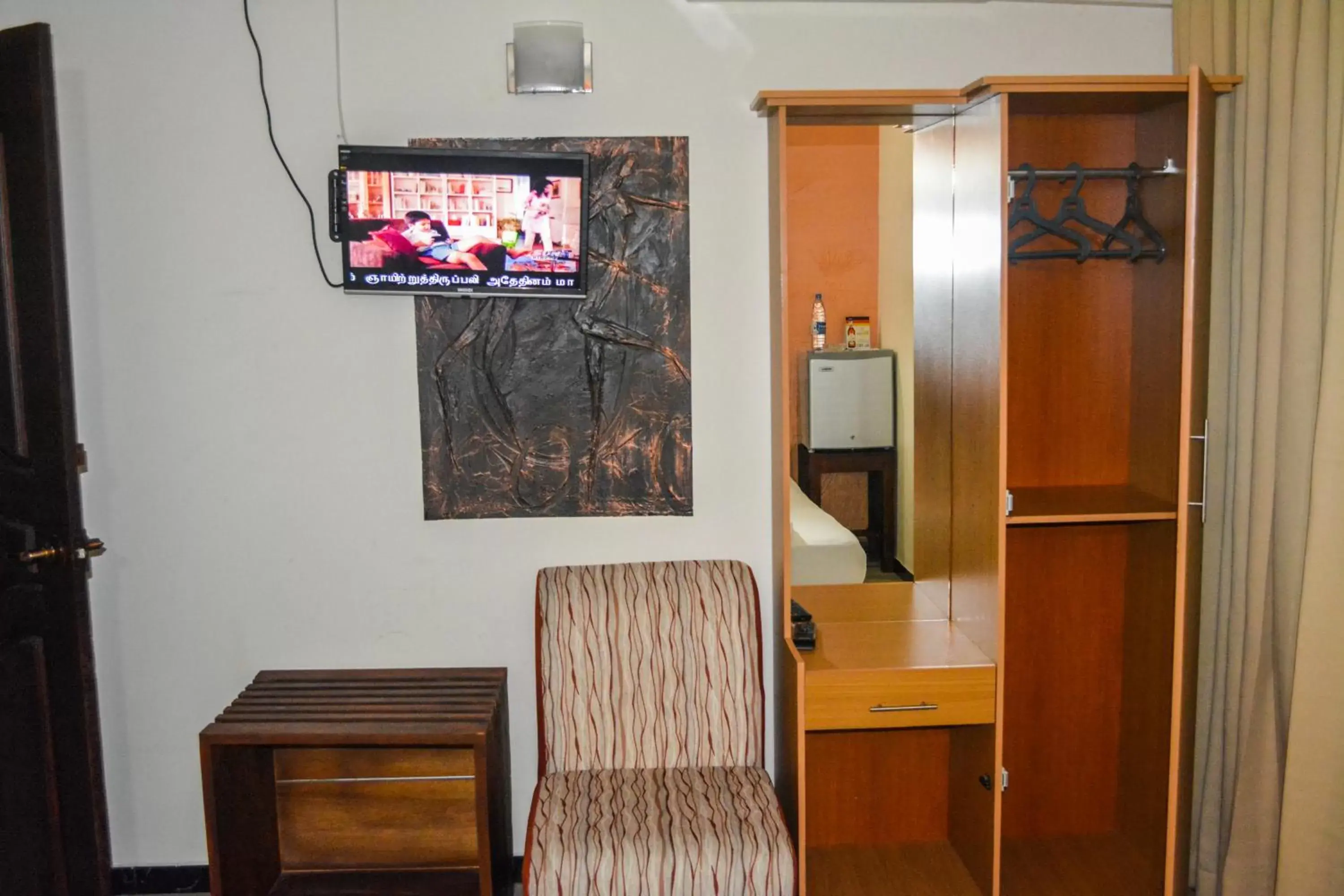 Bedroom, TV/Entertainment Center in Saasha City Hotel