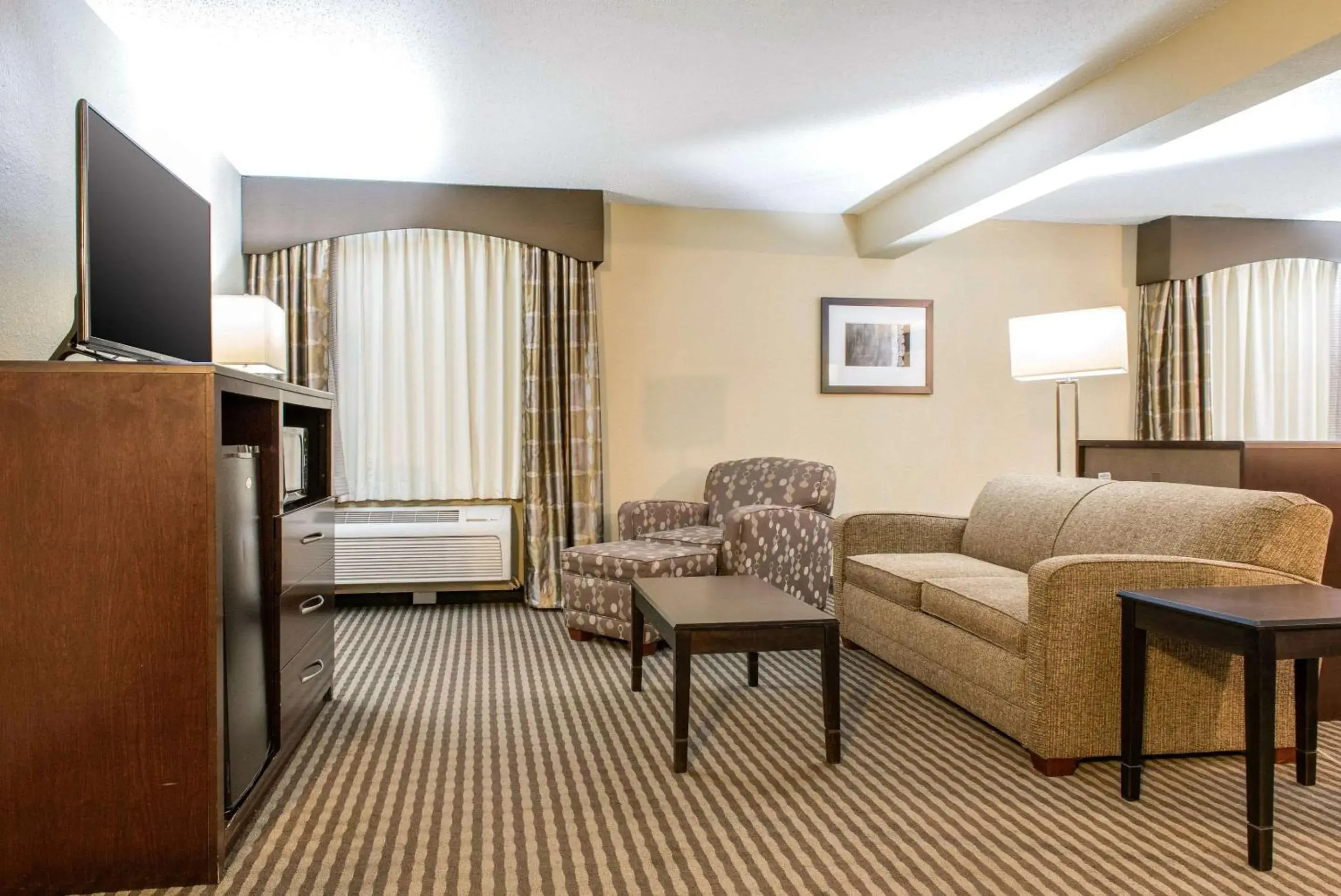 Photo of the whole room, Seating Area in Quality Inn Festus