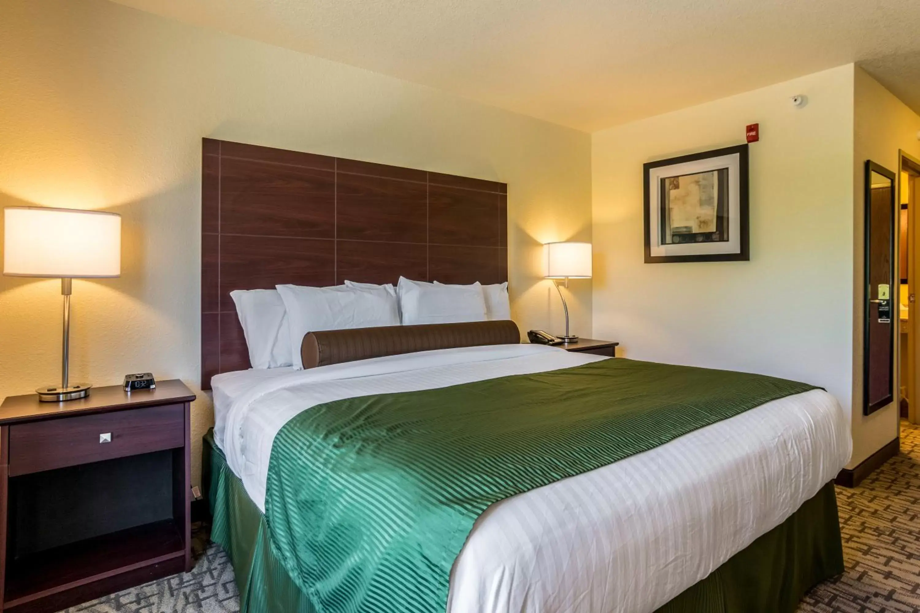 Bed in Cobblestone Hotel & Suites - Erie