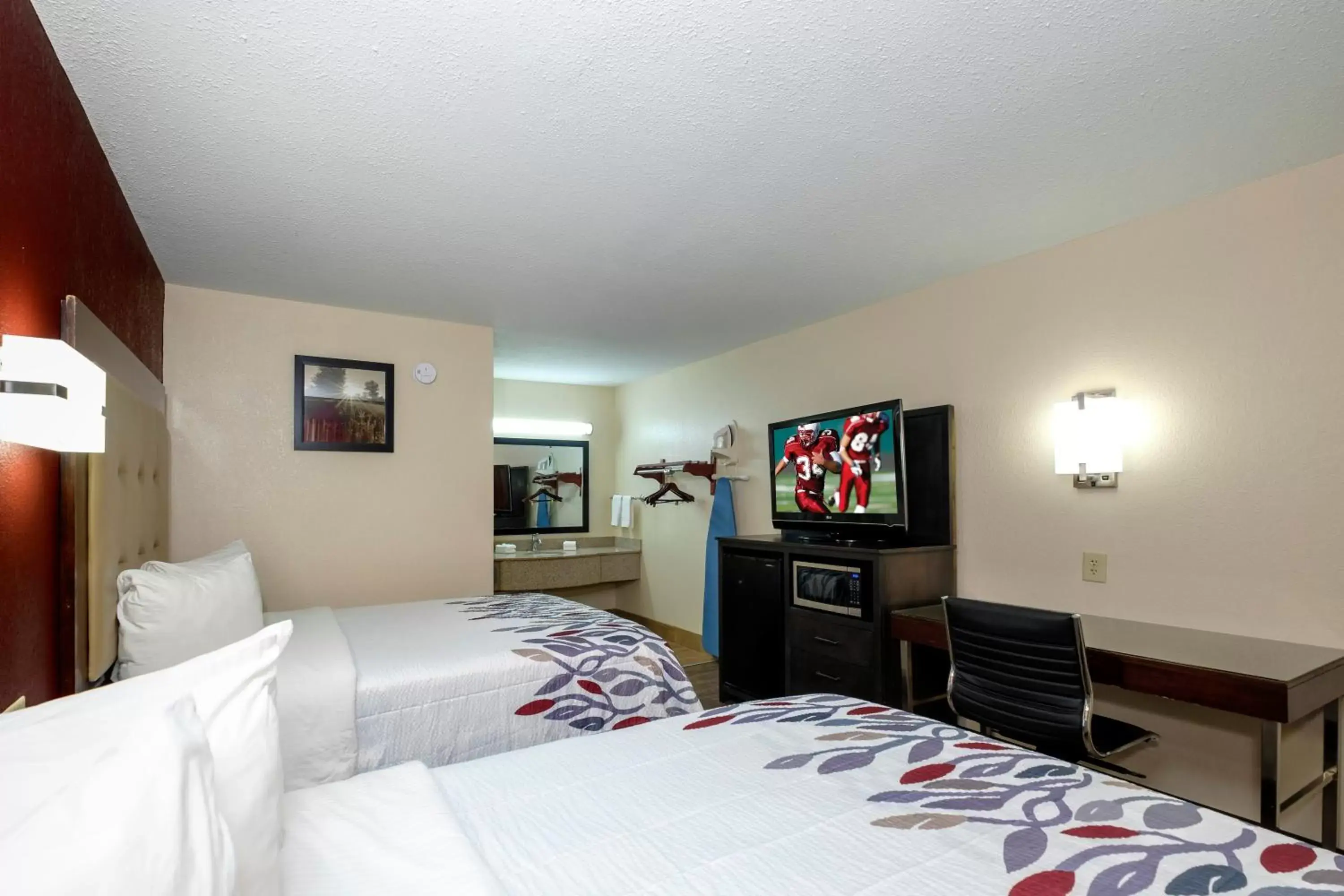 Bedroom, Bed in Red Roof Inn Columbus, MS
