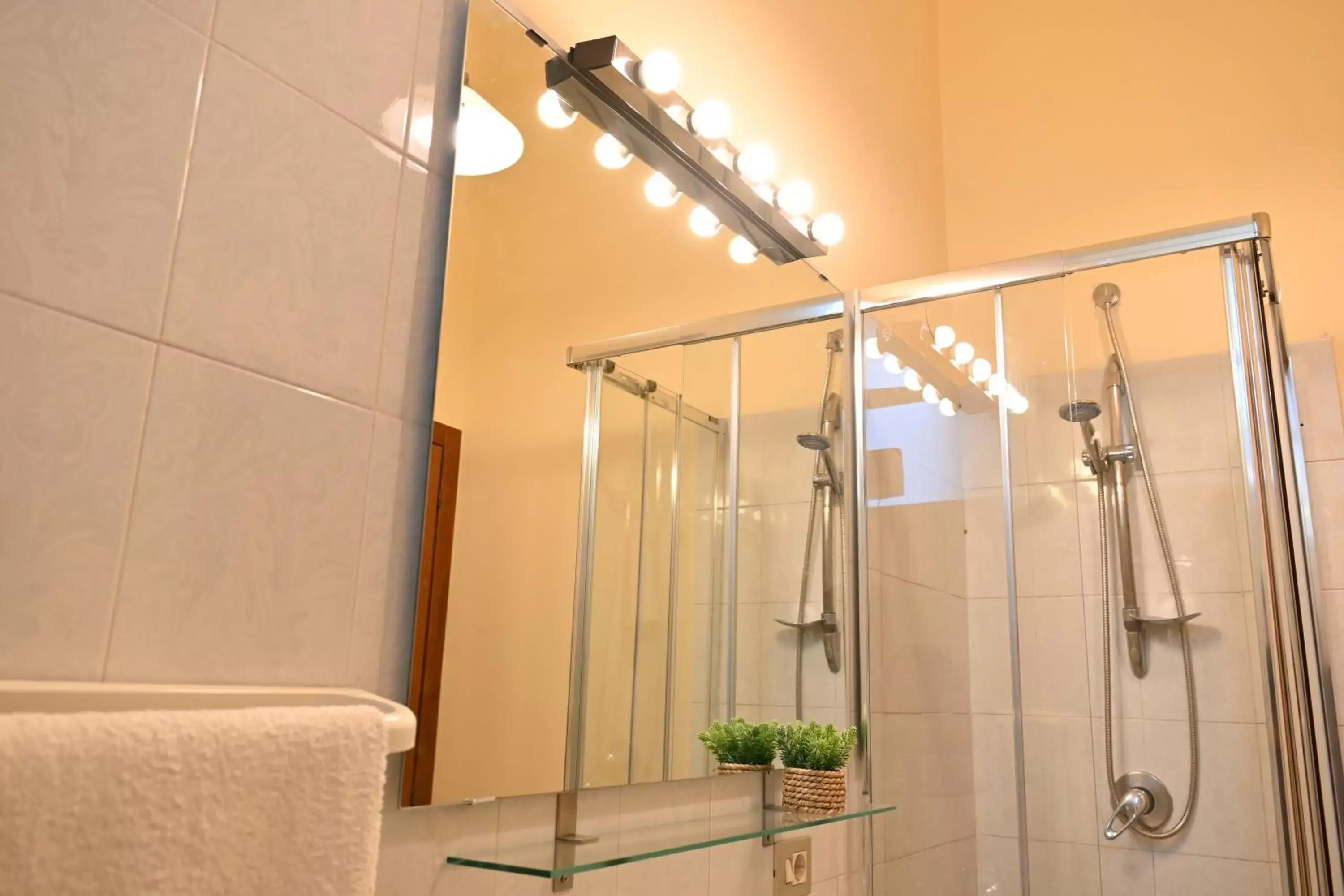 Shower, Bathroom in B&B a Capua - I PORTICI del centro