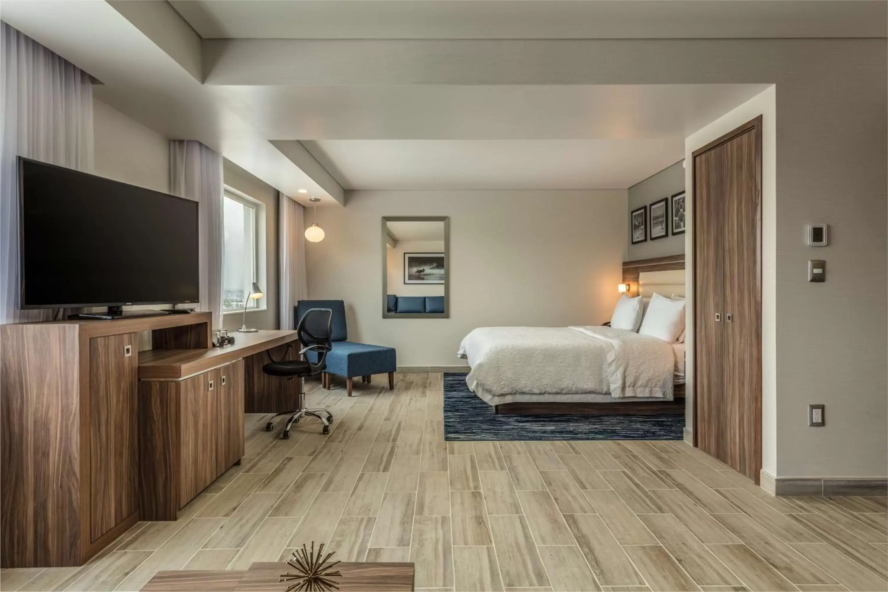 Bedroom, TV/Entertainment Center in Hampton Inn By Hilton Tijuana