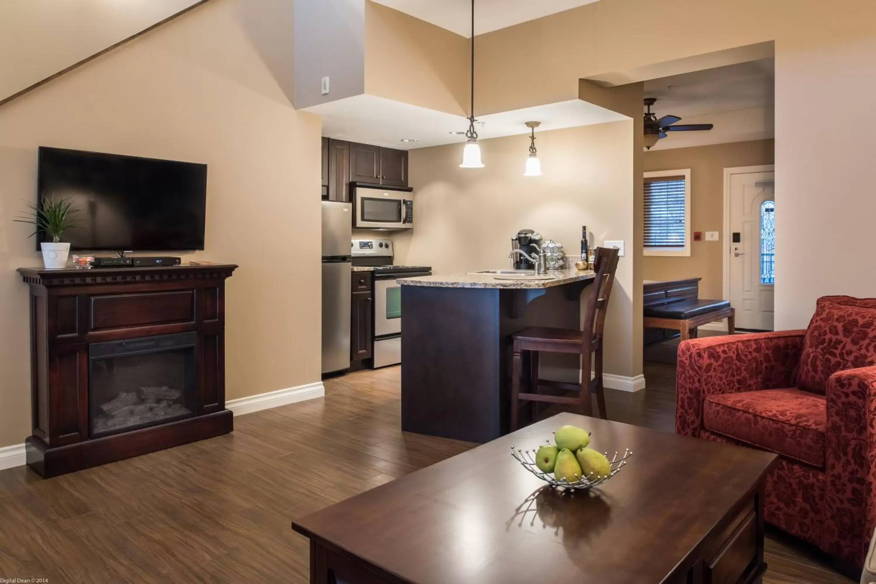 Kitchen or kitchenette, Seating Area in The Castle at Swan Lake