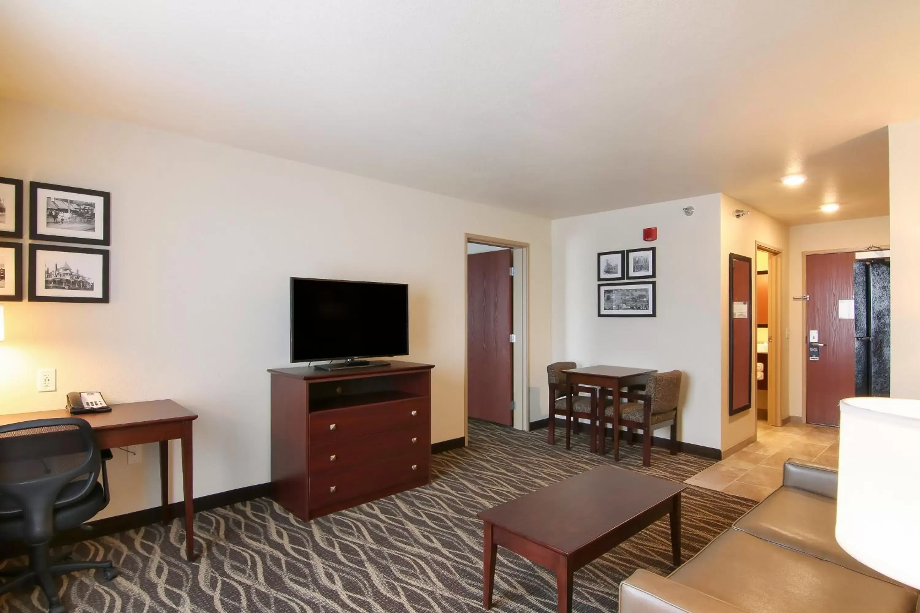 Kitchen or kitchenette, TV/Entertainment Center in Cobblestone Inn & Suites - Menomonie/UW-Stout