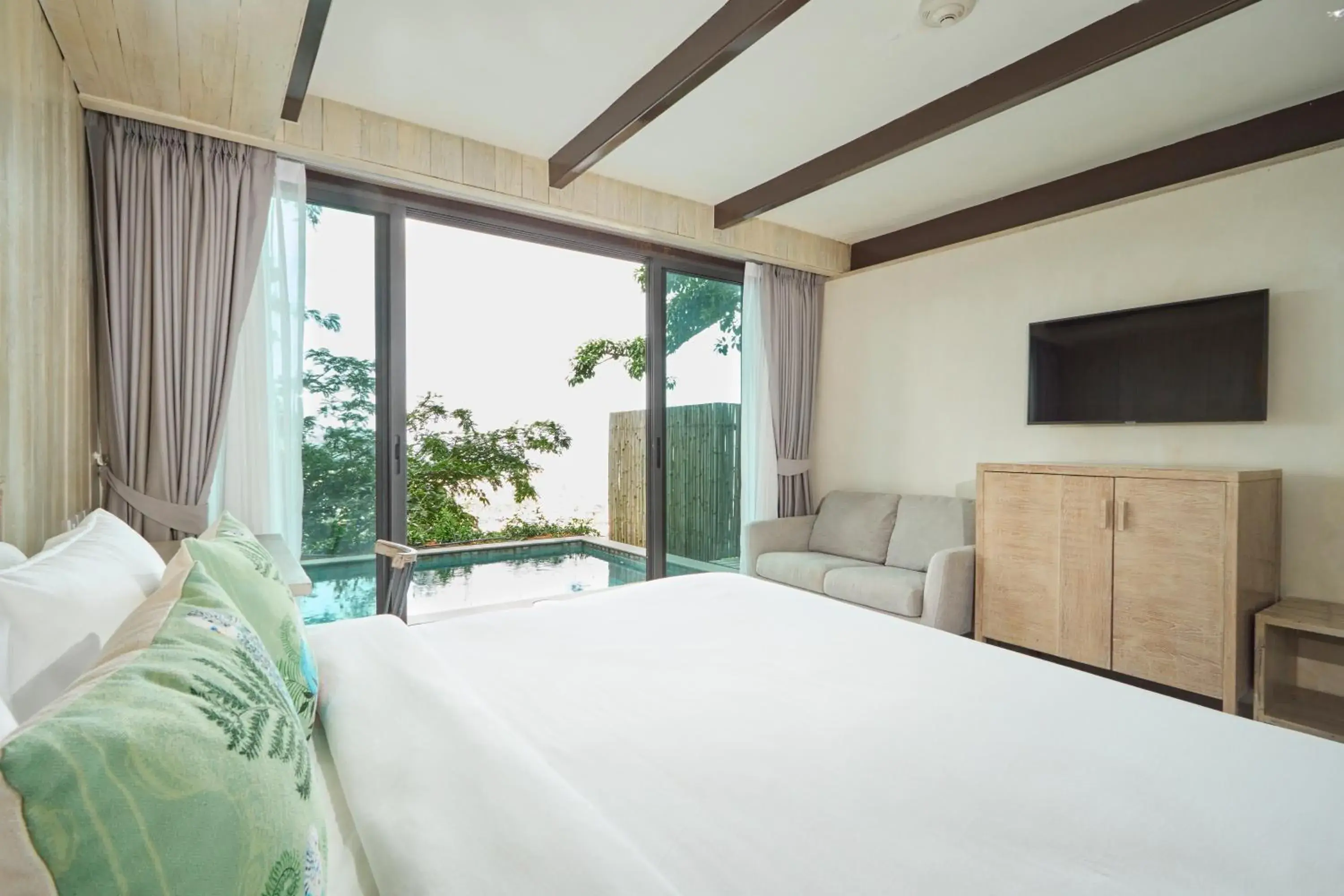 Bed in Dinso Resort & Villas Phuket an IHG Hotel