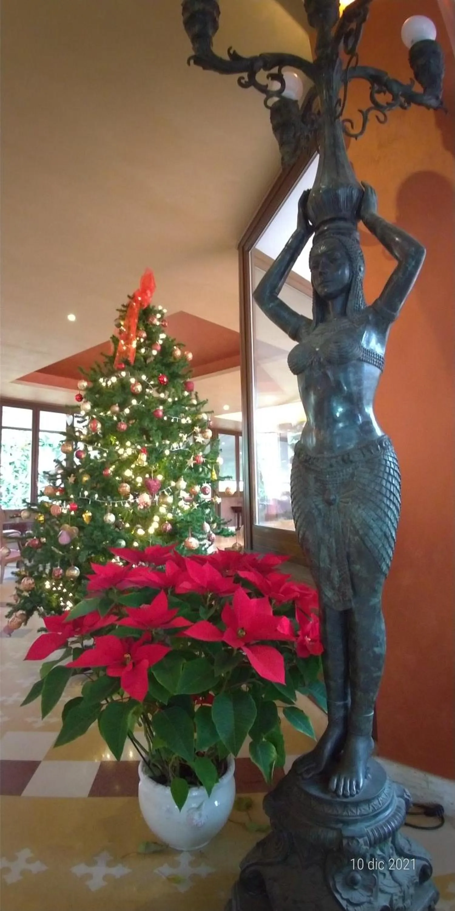 Restaurant/places to eat in TK HOTEL - ex Ares