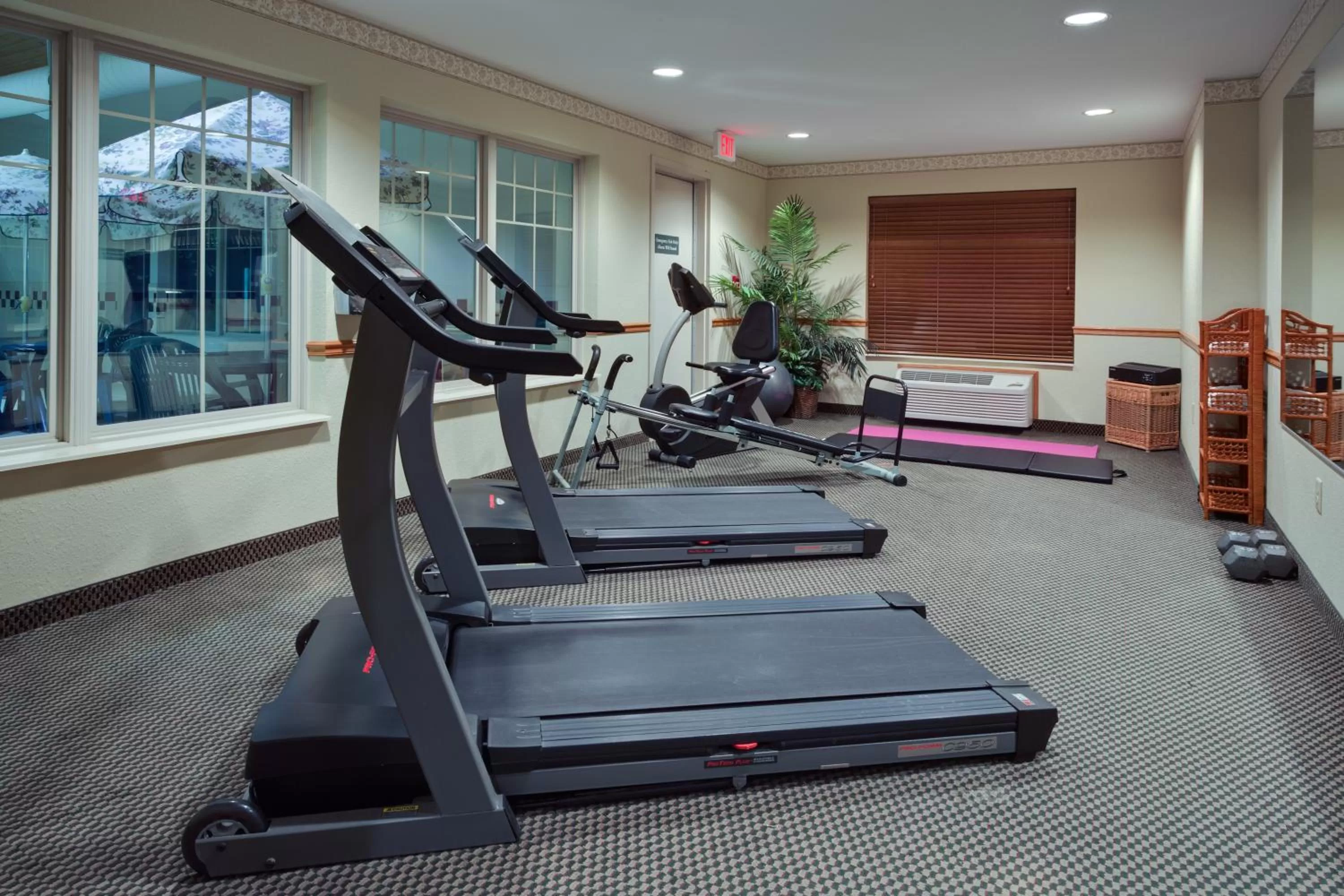 Fitness centre/facilities in Country Inn & Suites by Radisson, Stockton, IL