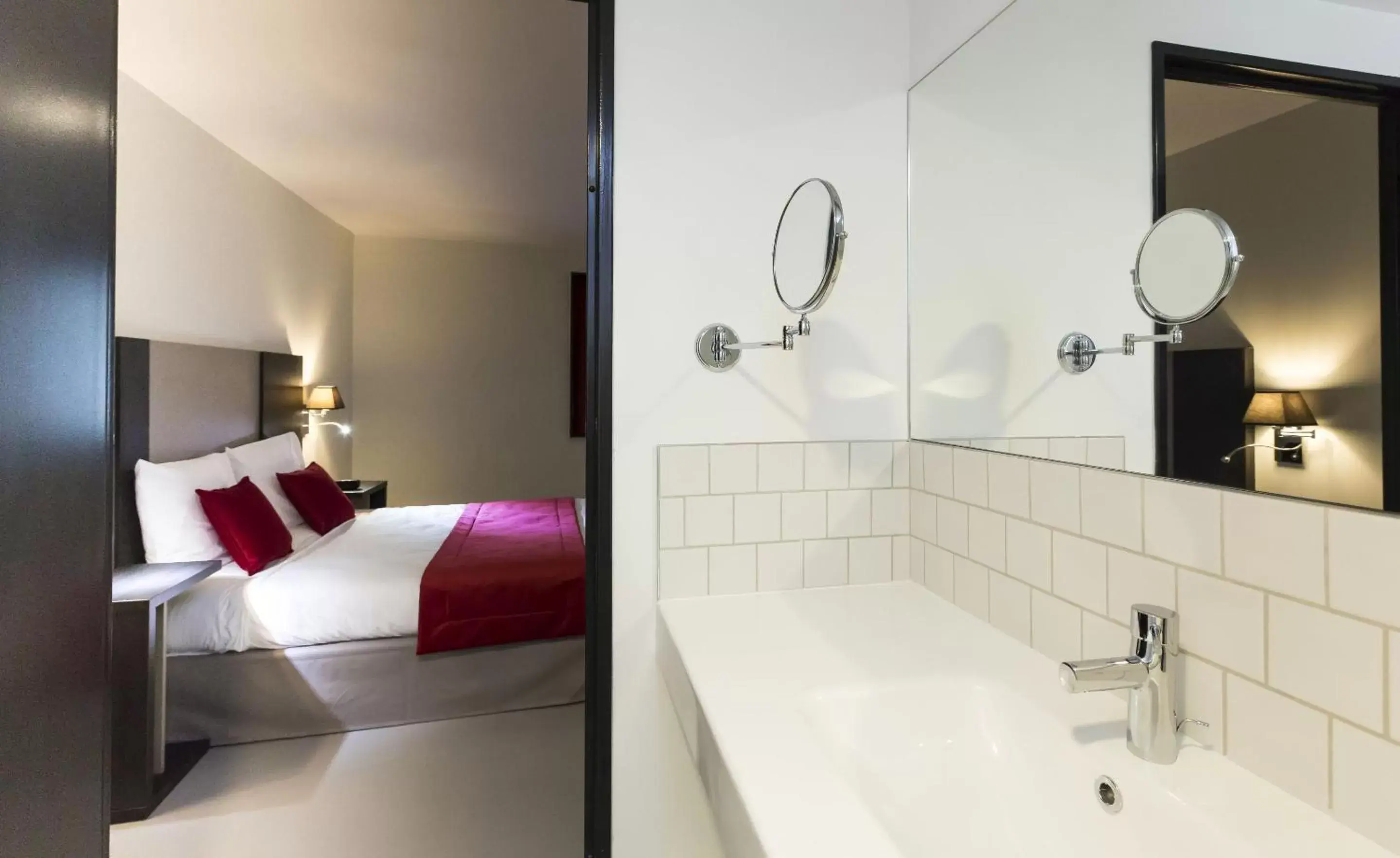Bedroom, Bathroom in Odalys City Paris XVII