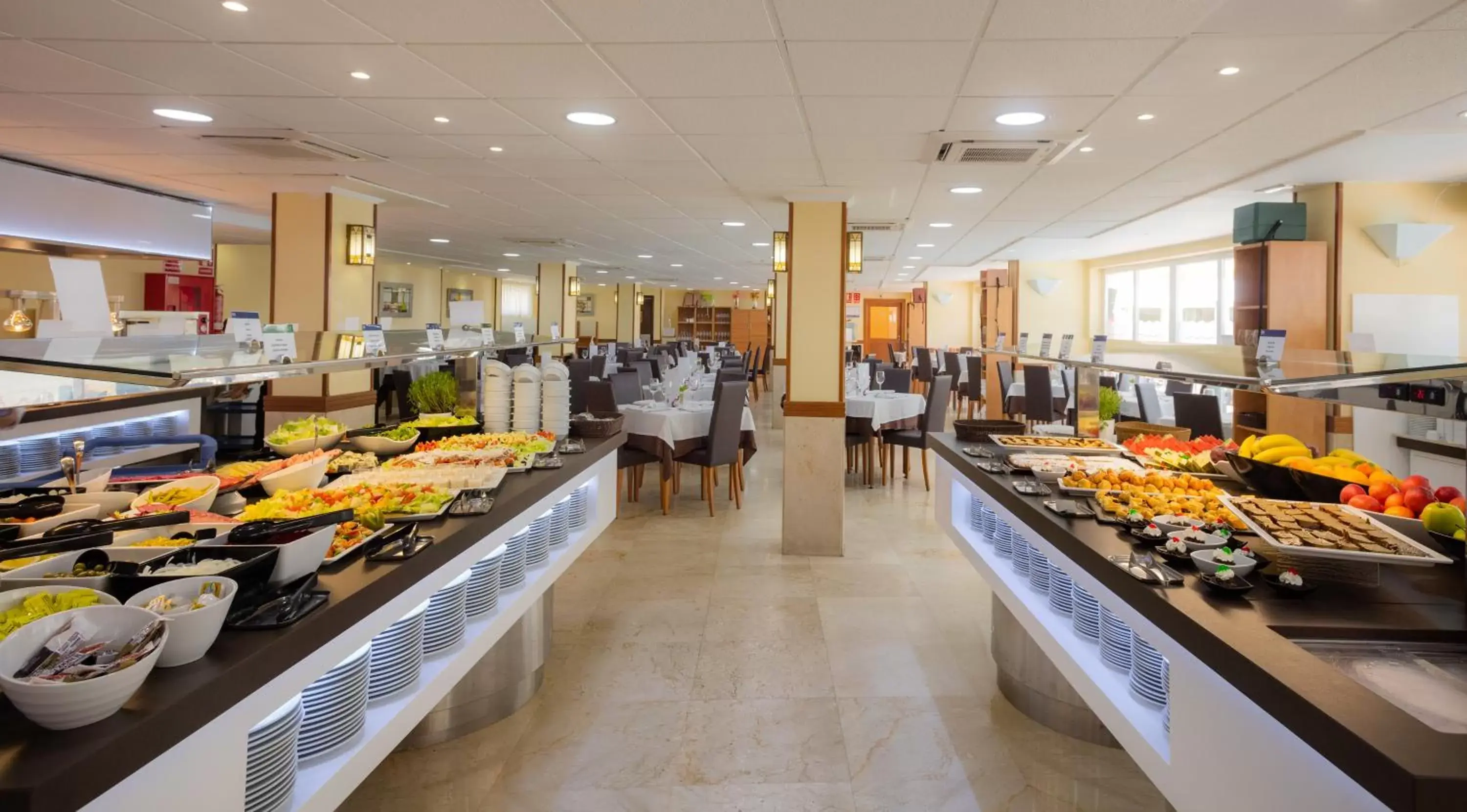 Food, Restaurant/Places to Eat in Hotel RH Casablanca Suites