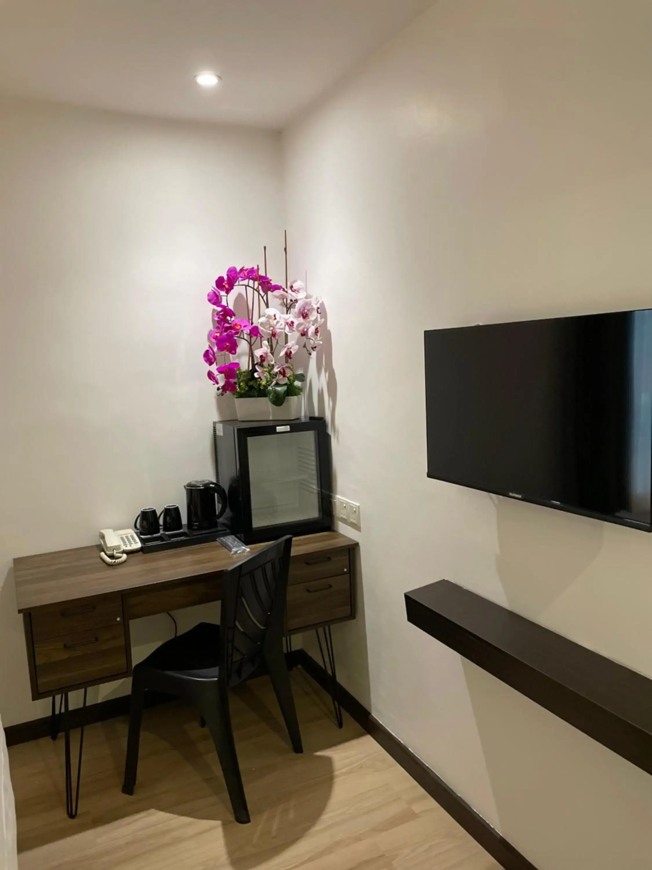 Communal lounge/ TV room, TV/Entertainment Center in Geo Boutique Hotel - Seri Kembangan