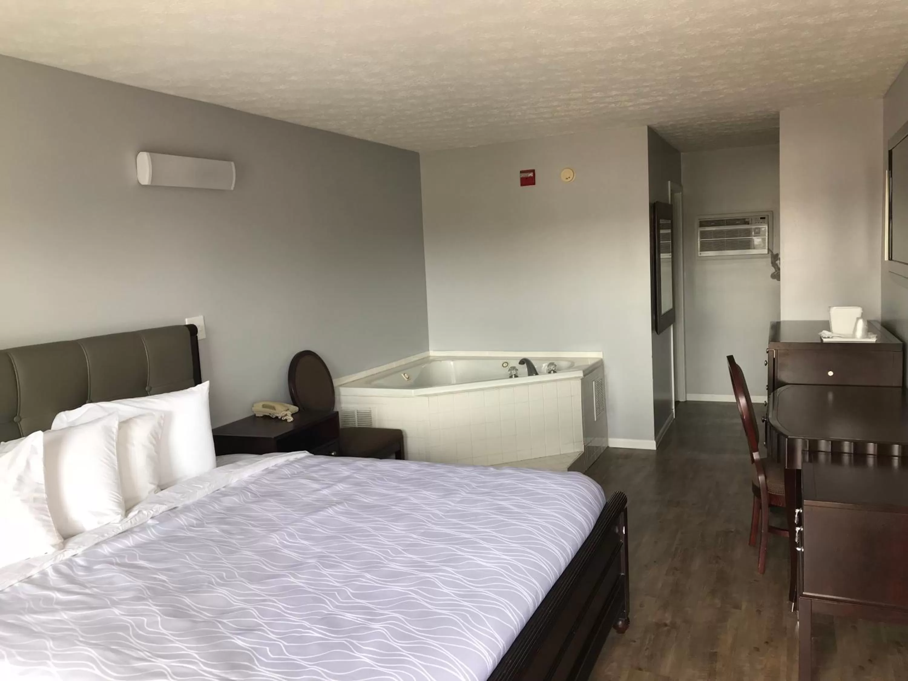 Photo of the whole room, Bed in Apple Valley Inn Pigeon Forge