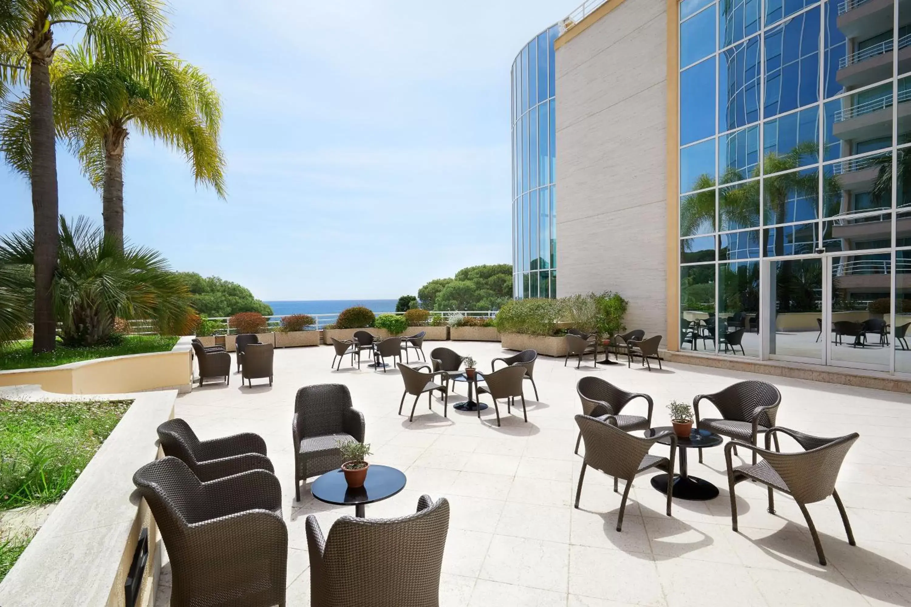 Meeting/conference room, Restaurant/Places to Eat in Le Méridien Beach Plaza