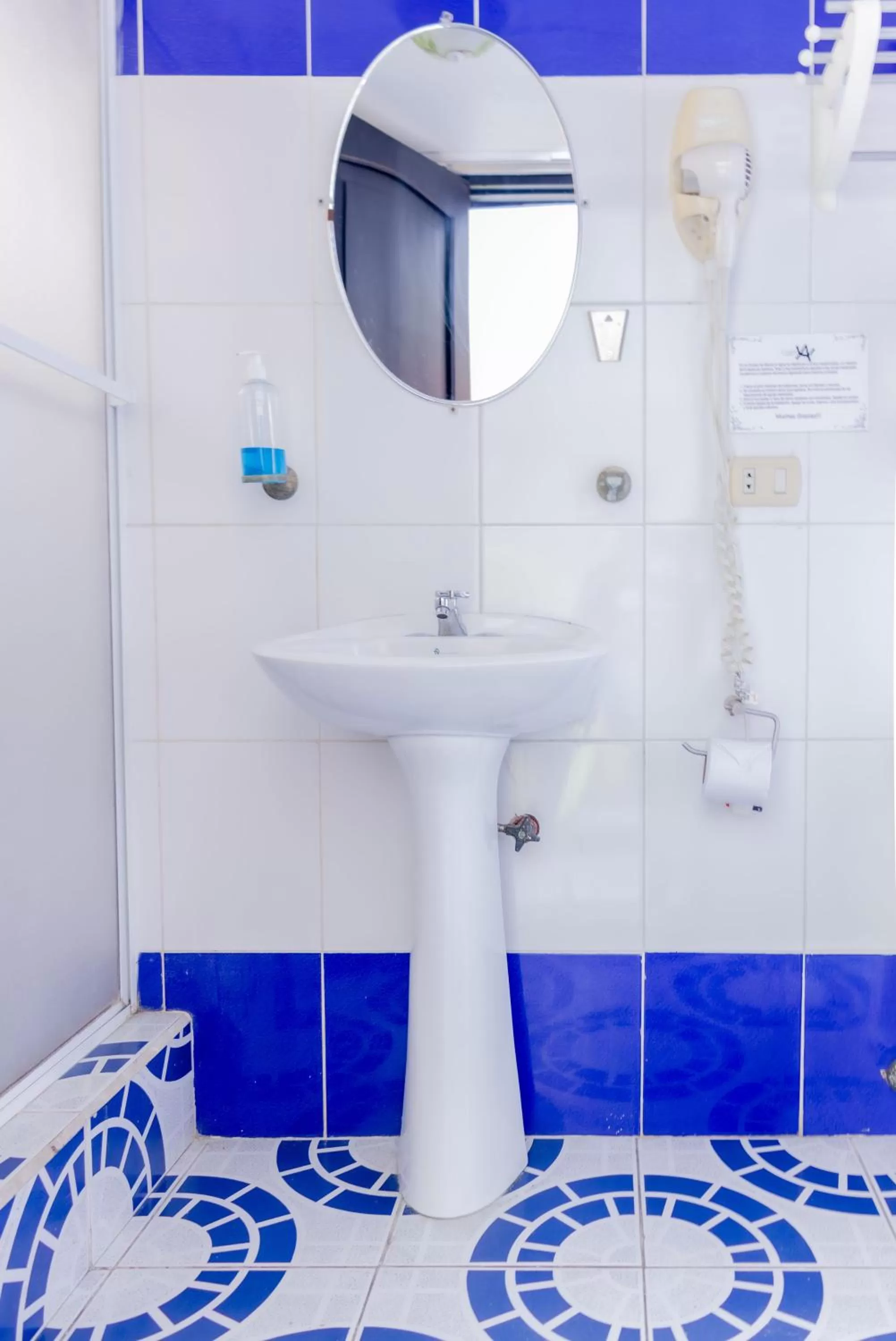 Shower in Hostal Antares