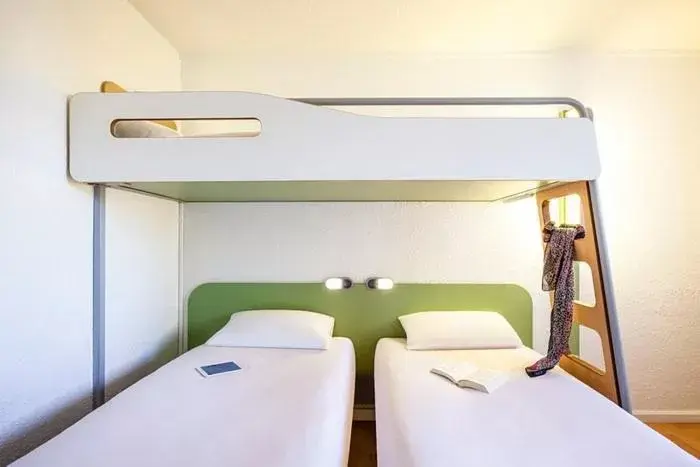 Bed, Bunk Bed in Ibis Budget Roanne Hôtel