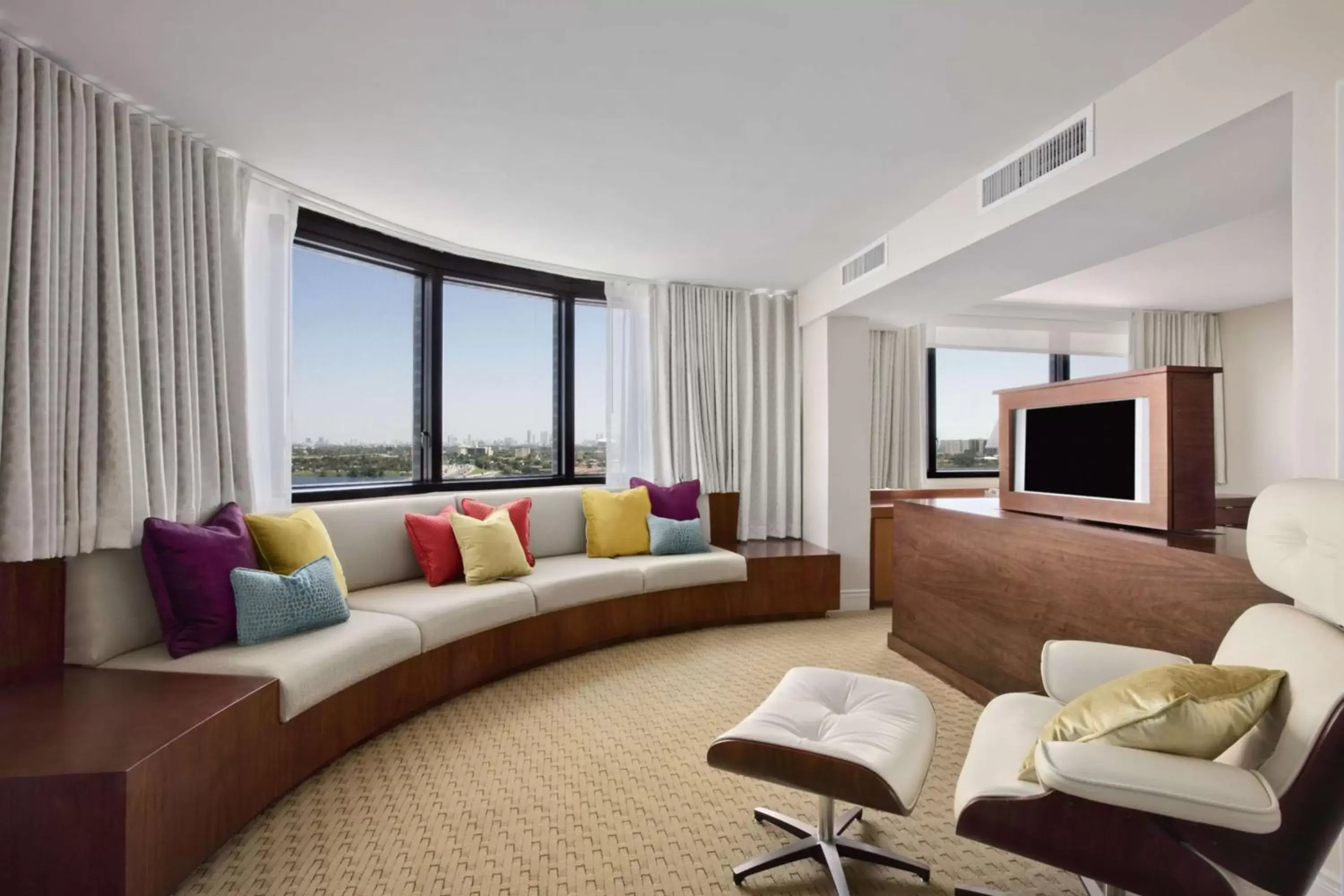 Living room, Seating Area in Hilton Miami Airport Blue Lagoon
