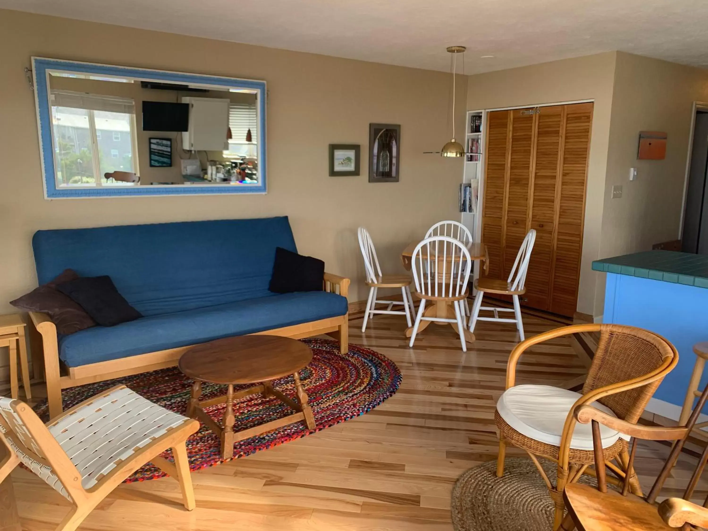 Living room, Seating Area in Nye Beach Condos & Cottages