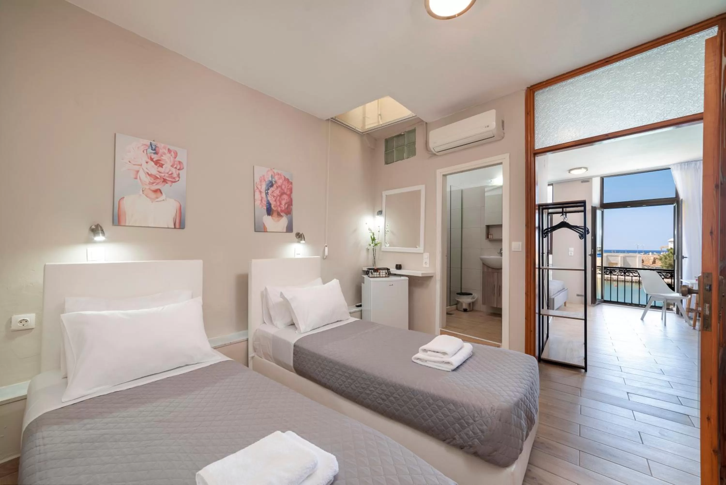 Photo of the whole room, Bed in Faros Rooms