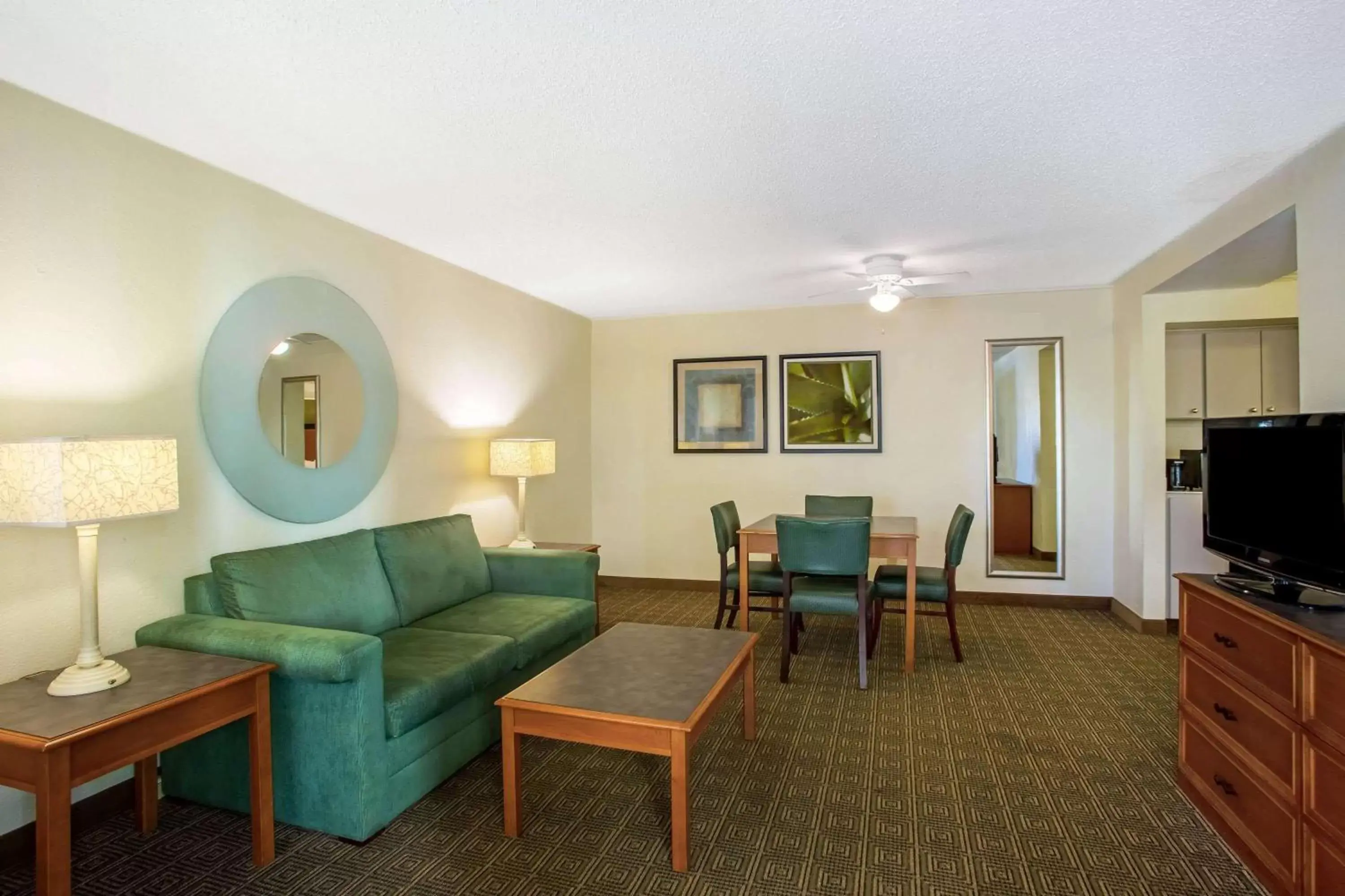 Photo of the whole room, Seating Area in La Quinta Inn by Wyndham Killeen - Fort Hood