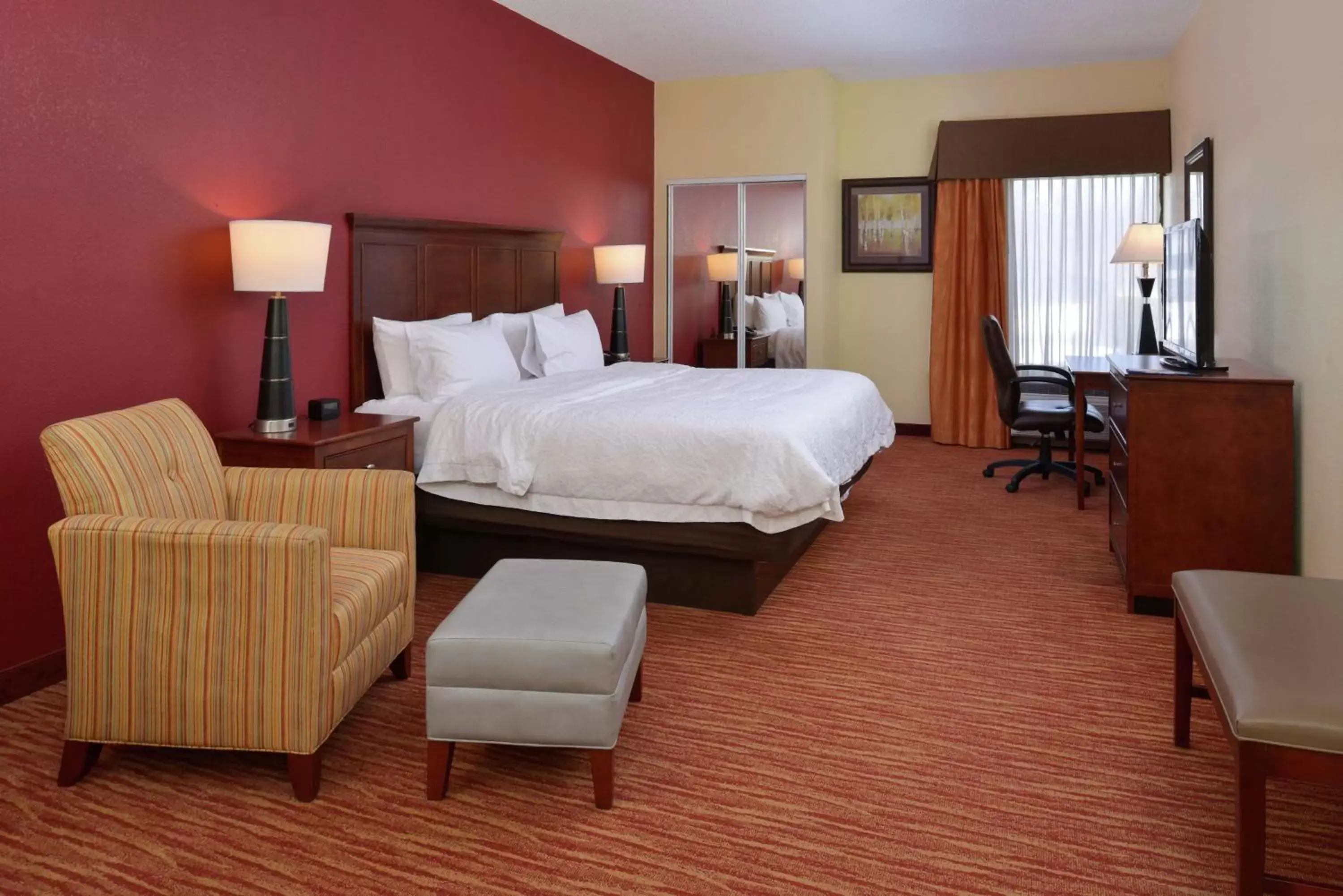 Bedroom, Bed in Hampton Inn Columbus-East